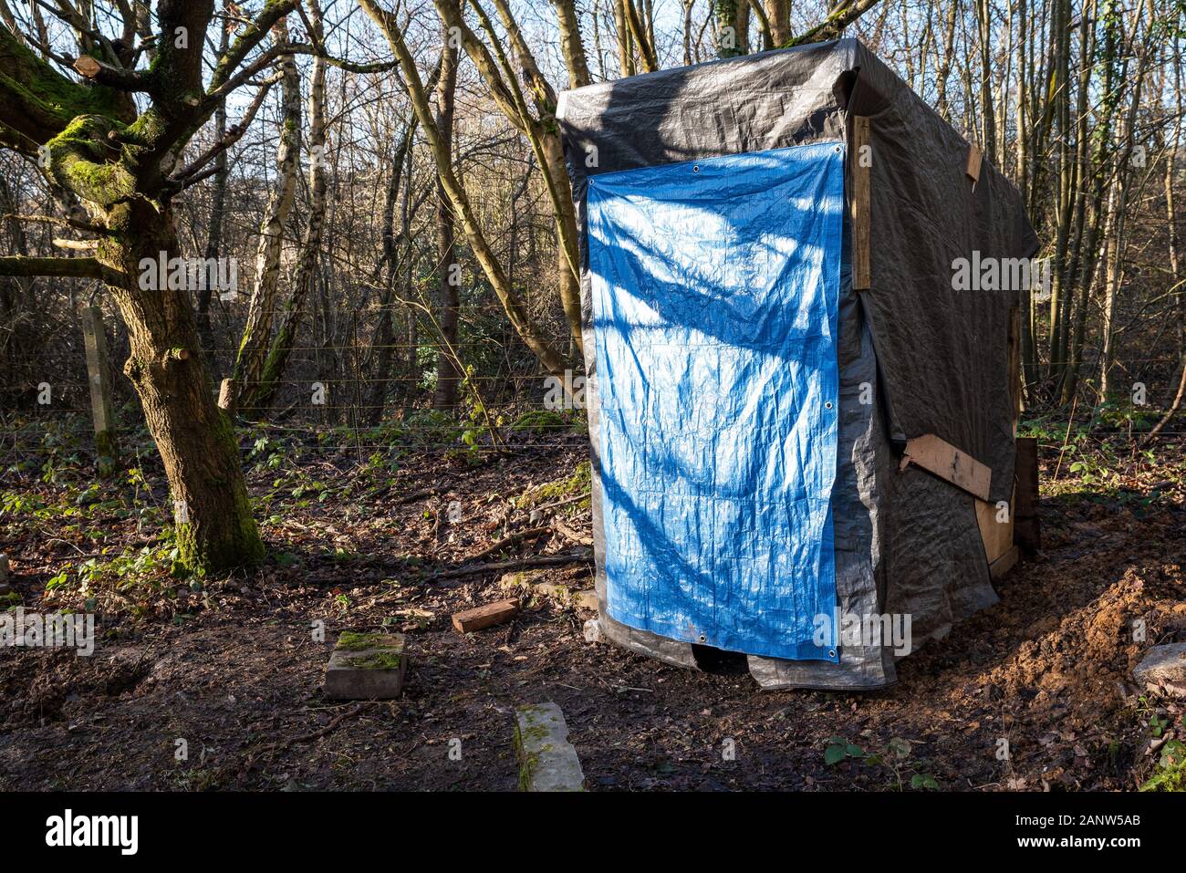 Wendover, Buckinghamshire, UK.18 gennaio 2020. Determinato gli attivisti contrapposta HS2 recentemente stabilito il Wendover resistenza attiva Camp nel bosco a sud di Wendover adiacente alla A413. Il camp si trova nel percorso della proposta di HS2 linea ferroviaria dove si sarebbe attraversare la A413. Il Wendover resistenza attiva Camp intende occupare il loro sito per quanto più a lungo possibile, opponendosi alla costruzione dell'HS2 linea ferroviaria. Il campo era ben organizzato con tende, campo di fuoco per la cottura, e qui illustrato un loo. Credito: Stephen Bell/Alamy Foto Stock