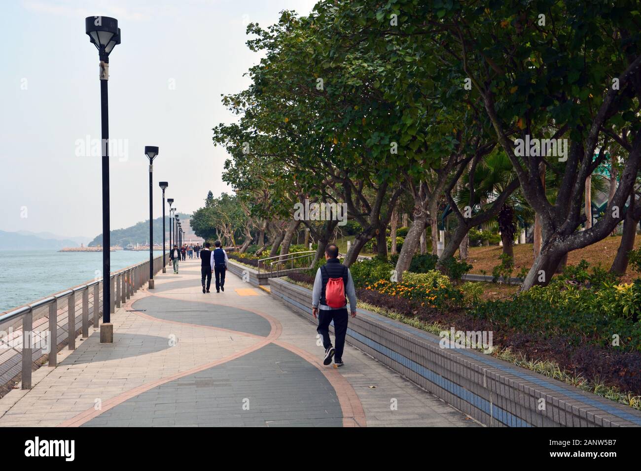 Il lungomare lungo il Victoria Harbour nel Quarry Bay Park, Hong Kong. Foto Stock