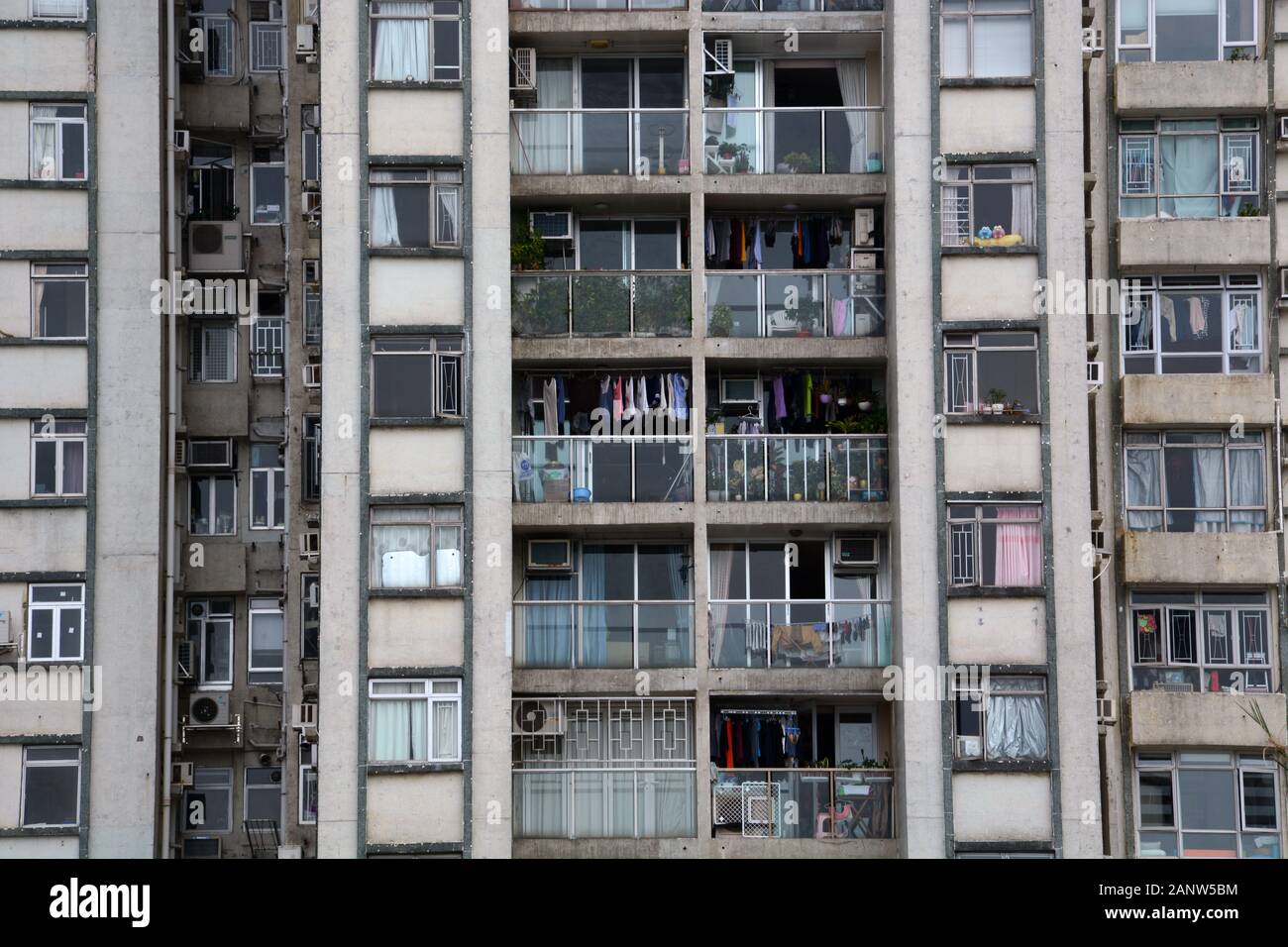 La lavanderia pende sui balconi degli affollati edifici degli appartamenti nel quartiere di Quarry Bay di Hong Kong. Foto Stock