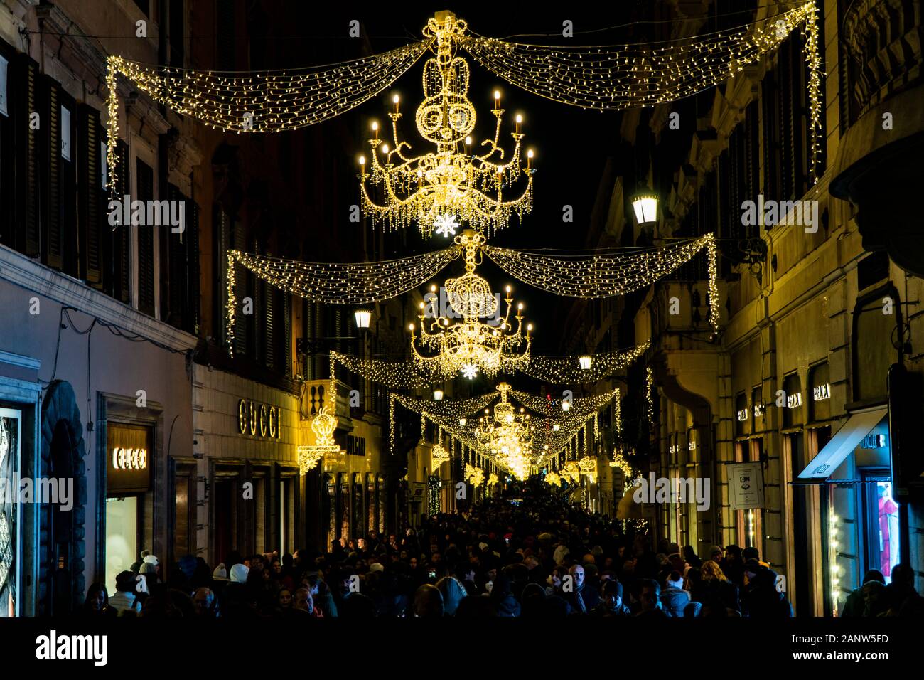 La gente lo shopping al tempo di Natale in Via dei Condotti nel centro storico di Roma Italia Foto Stock