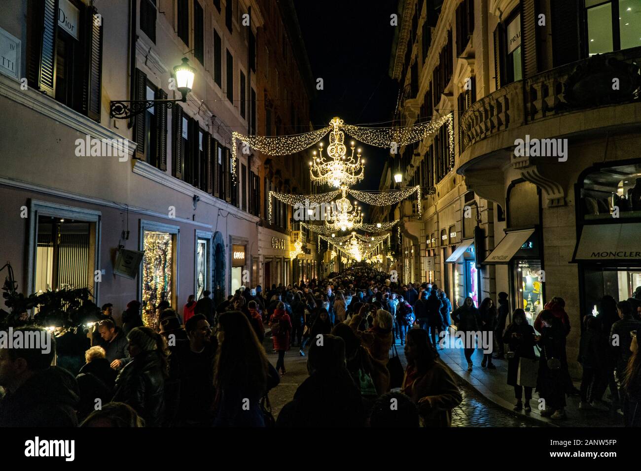 La gente lo shopping al tempo di Natale in Via dei Condotti nel centro storico di Roma Italia Foto Stock