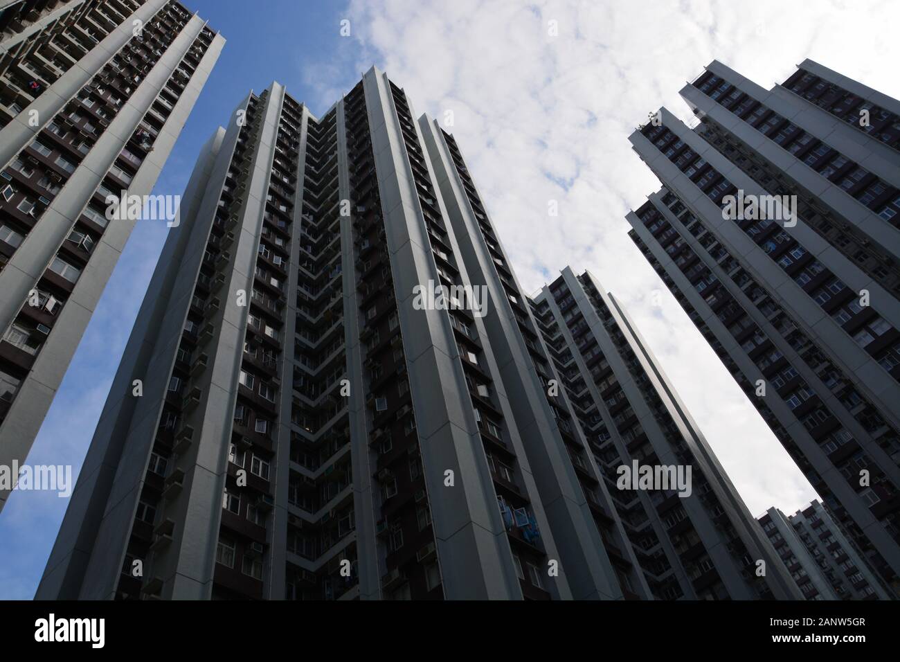 Guardando gli appartamenti degli appartamenti Taikoo Shing Terrace nel quartiere di Quarry Bay di Hong Kong. Foto Stock