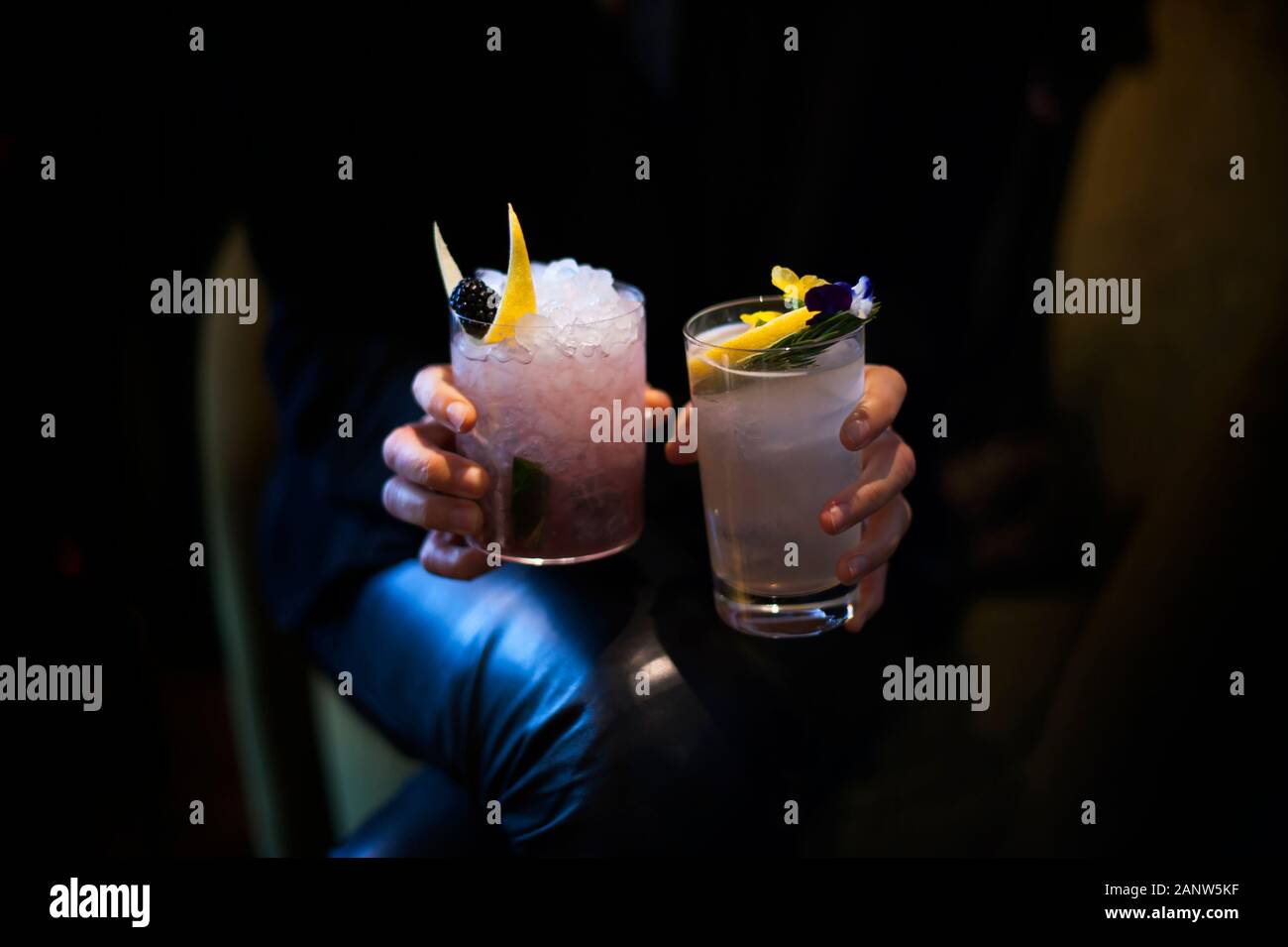 Mani femminili azienda cocktail artigianali indoor. Lo stile di vita di RF, viaggi / tempo libero concetto. Londra, Regno Unito Foto Stock