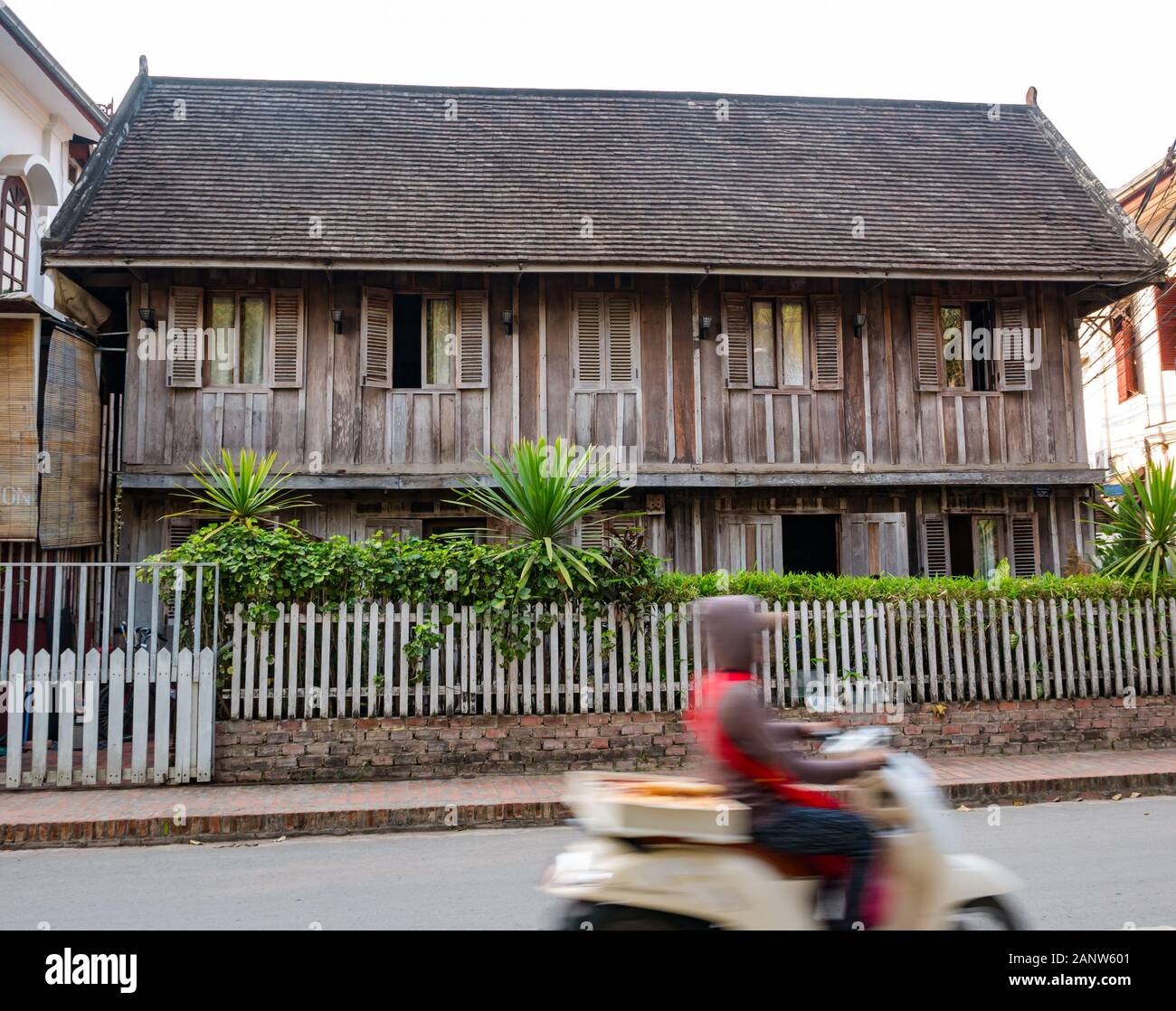 Tradizionale casa di legno, Luang Prabang, Laos, sud-est asiatico Foto Stock