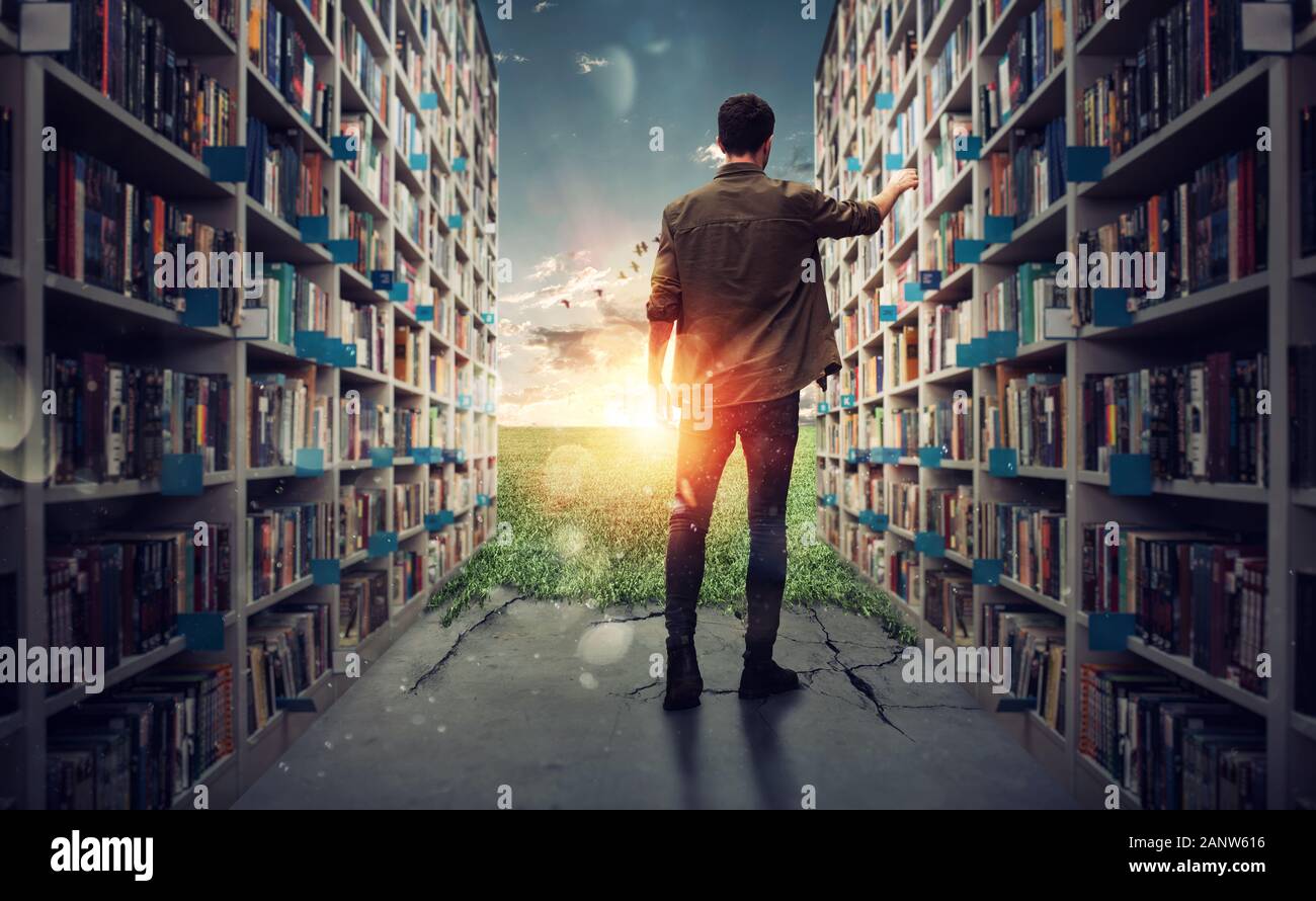 Nuovo mondo nascosto dietro la biblioteca. I libri aprono la mente per l'immaginazione Foto Stock