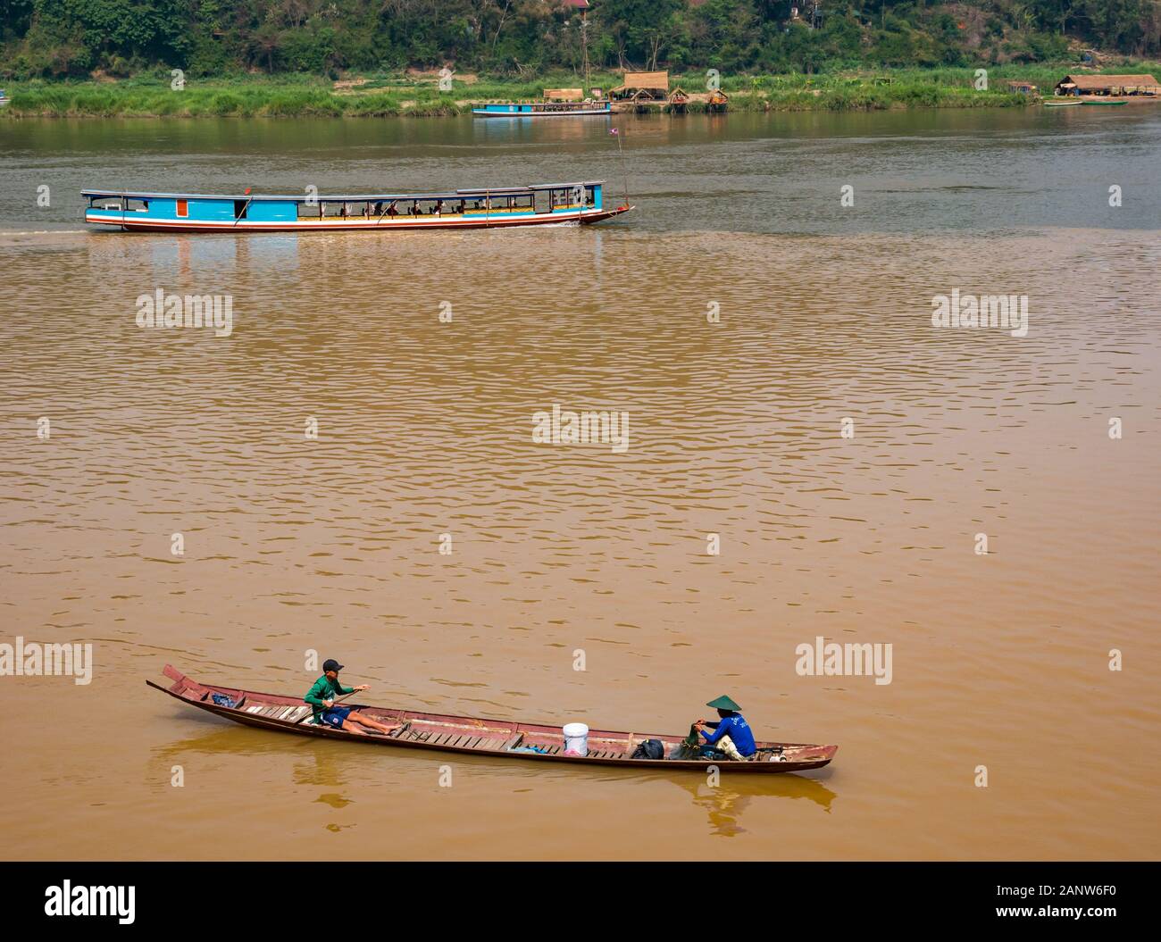 Gli uomini la pesca dal tradizionale piroga, fiume Mekong, Luang Prabang, Laos, sud-est asiatico Foto Stock
