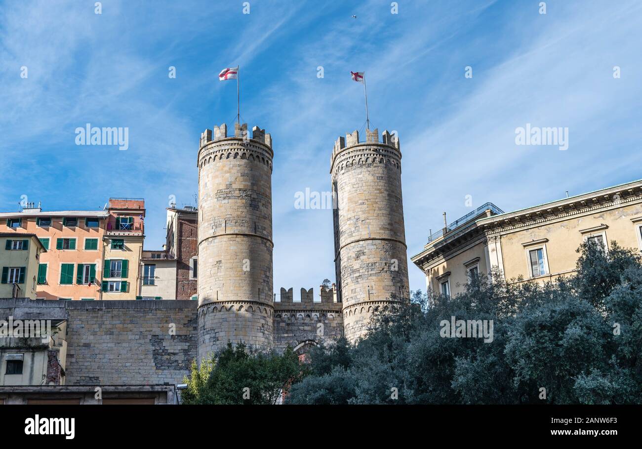 Genova, Genova, Italia - Gennaio 2020: Porta Soprana è la porta più conosciuta delle antiche mura di Genova che proteggevano e difendevano la città Foto Stock