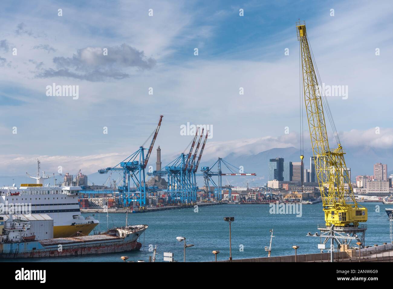 Genova, Genova, Italia: Terminale di trasporto e container, gru a cargo laterali nel porto di Genova e faro Lanterna Foto Stock