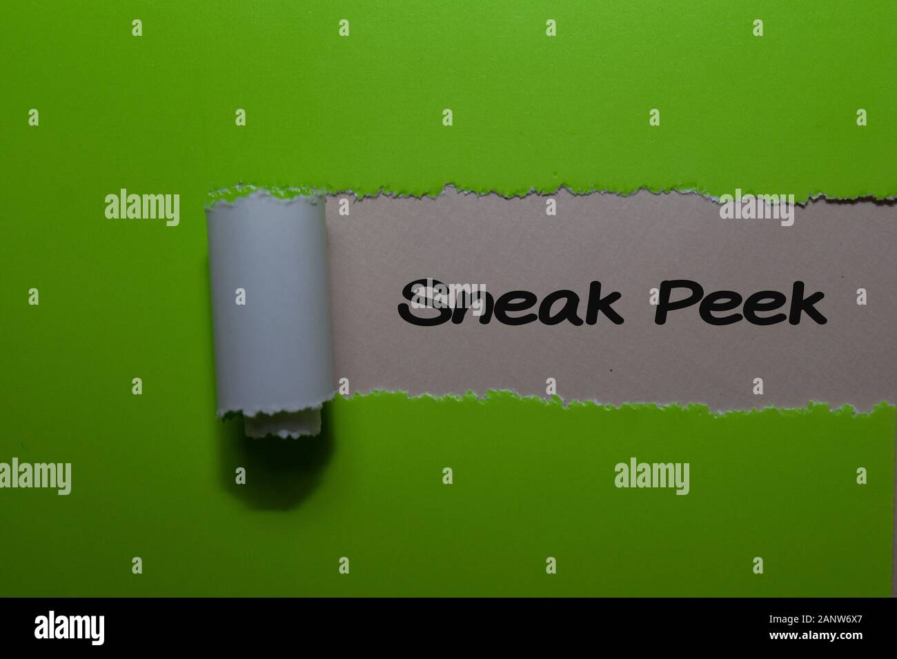 Chiudere il testo Sneak Peek scrivere su verde carta strappata Foto Stock