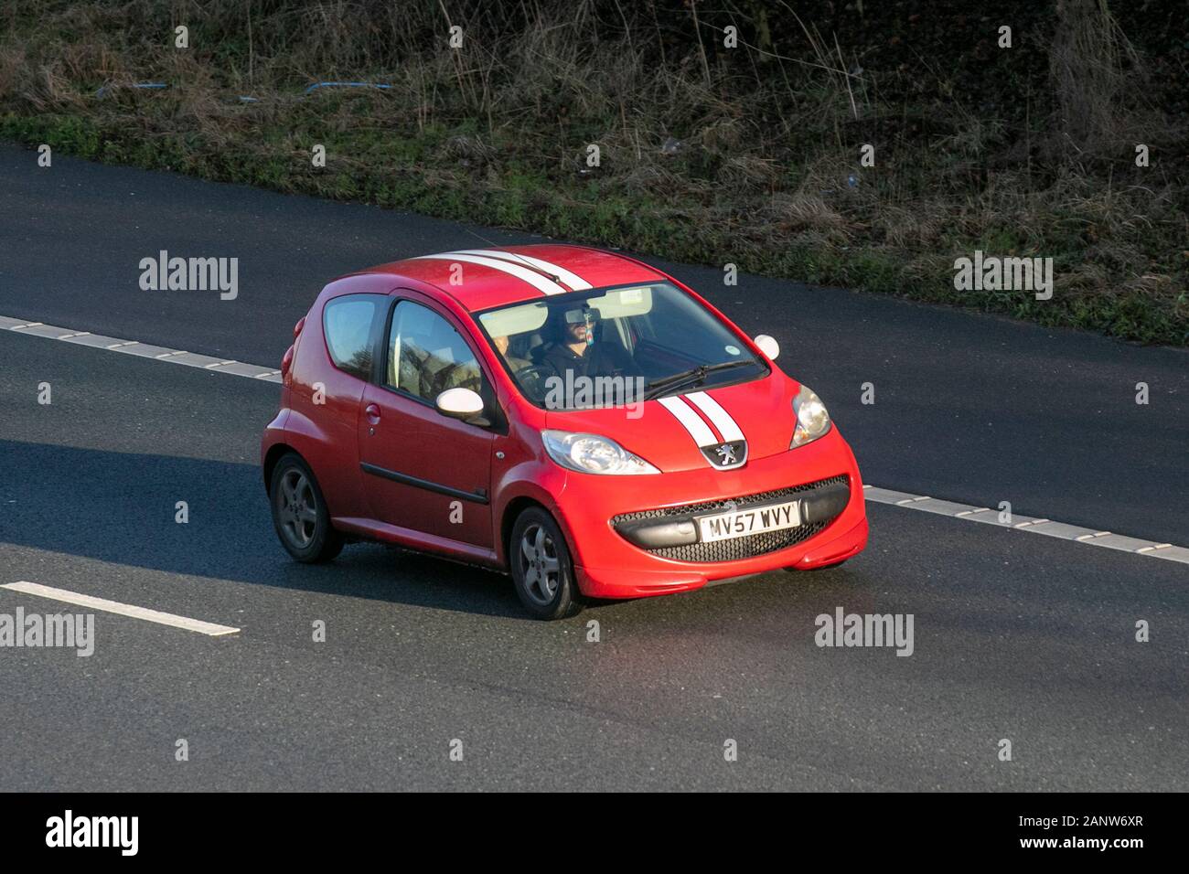 2007 Peugeot 107 Sport XS berlina; traffico veicolare, trasporti, moderni,  berlina, In direzione sud sull'autostrada M61, Manchester, Regno Unito Foto  stock - Alamy