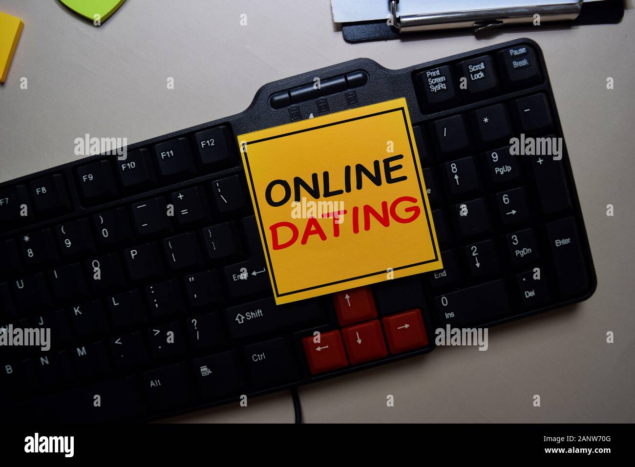 Online Dating Scrivi su un foglietto adesivo isolato keyboar sul computer. Foto Stock
