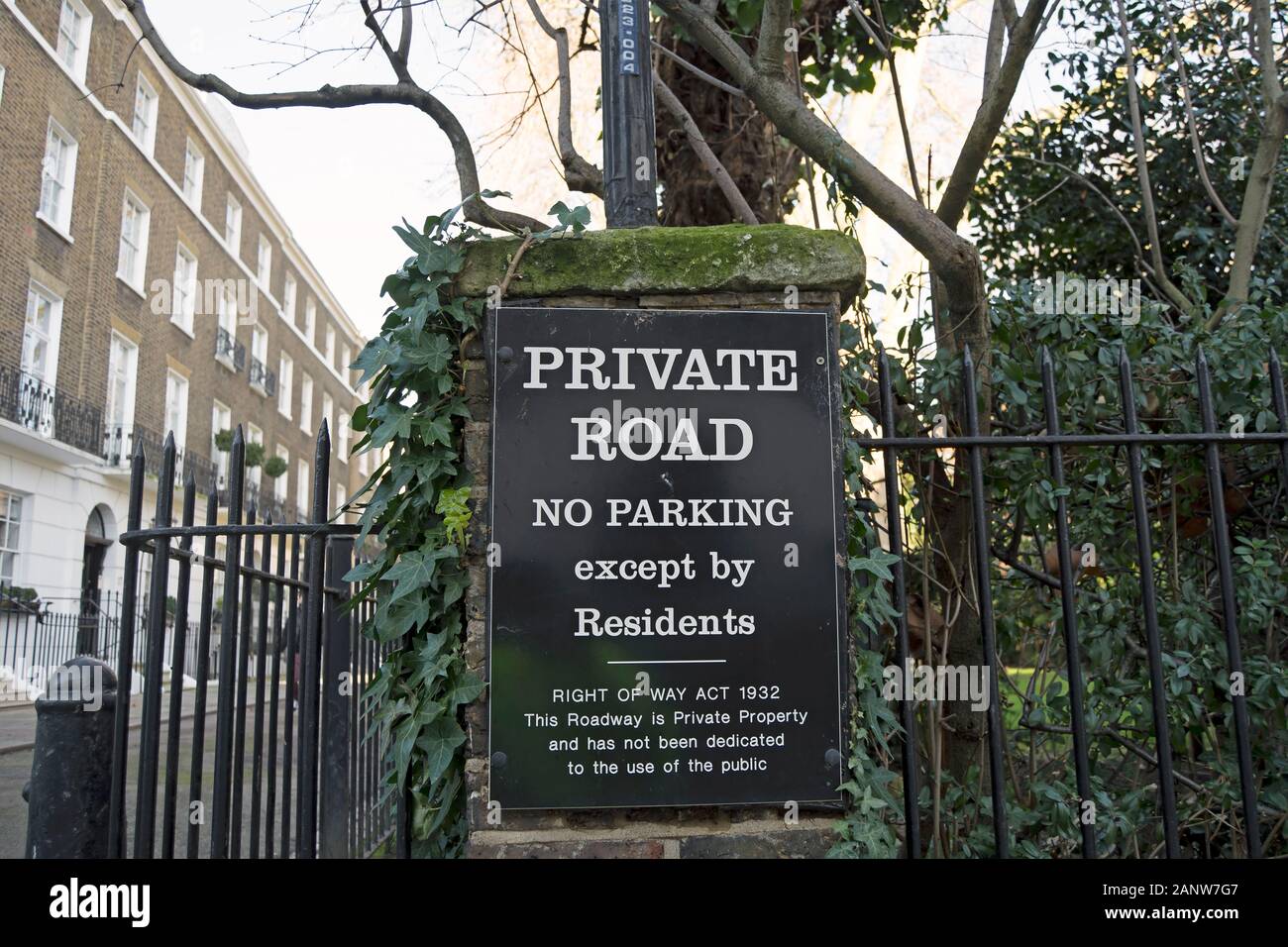 Strada privata, parcheggio non eccetto per i residenti in segno di South Kensington, Londra, Inghilterra, citando 1932 diritto di agire Foto Stock