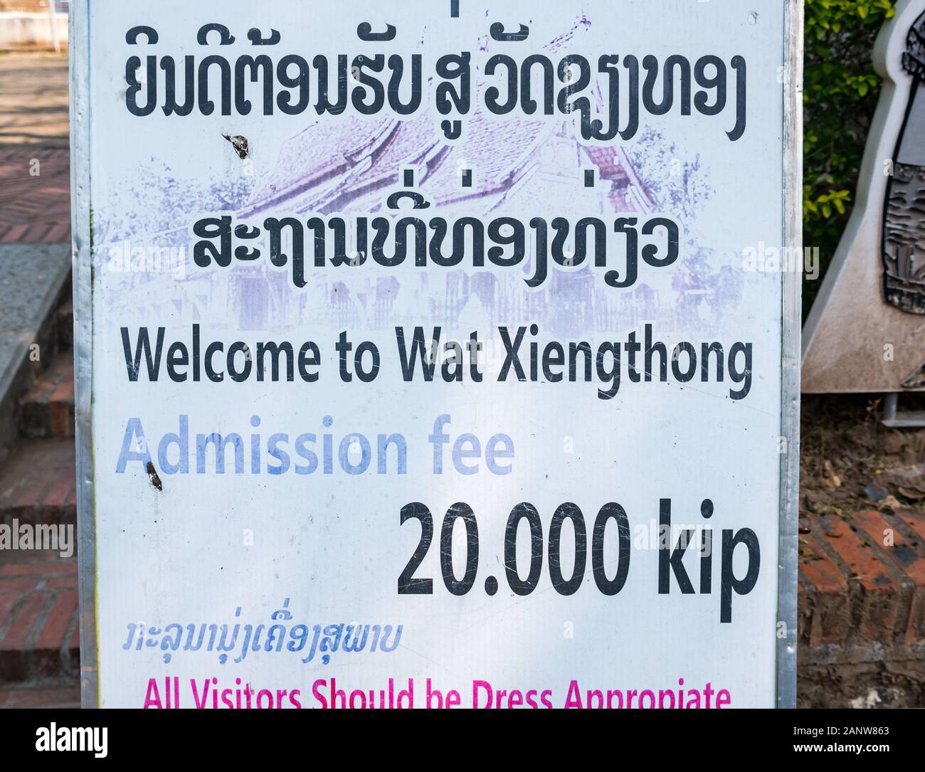 Ingresso sign & tassa di ammissione in kip laotiani, Wat Xien cosa tempio, Luang Prabang, Laos, sud-est asiatico Foto Stock