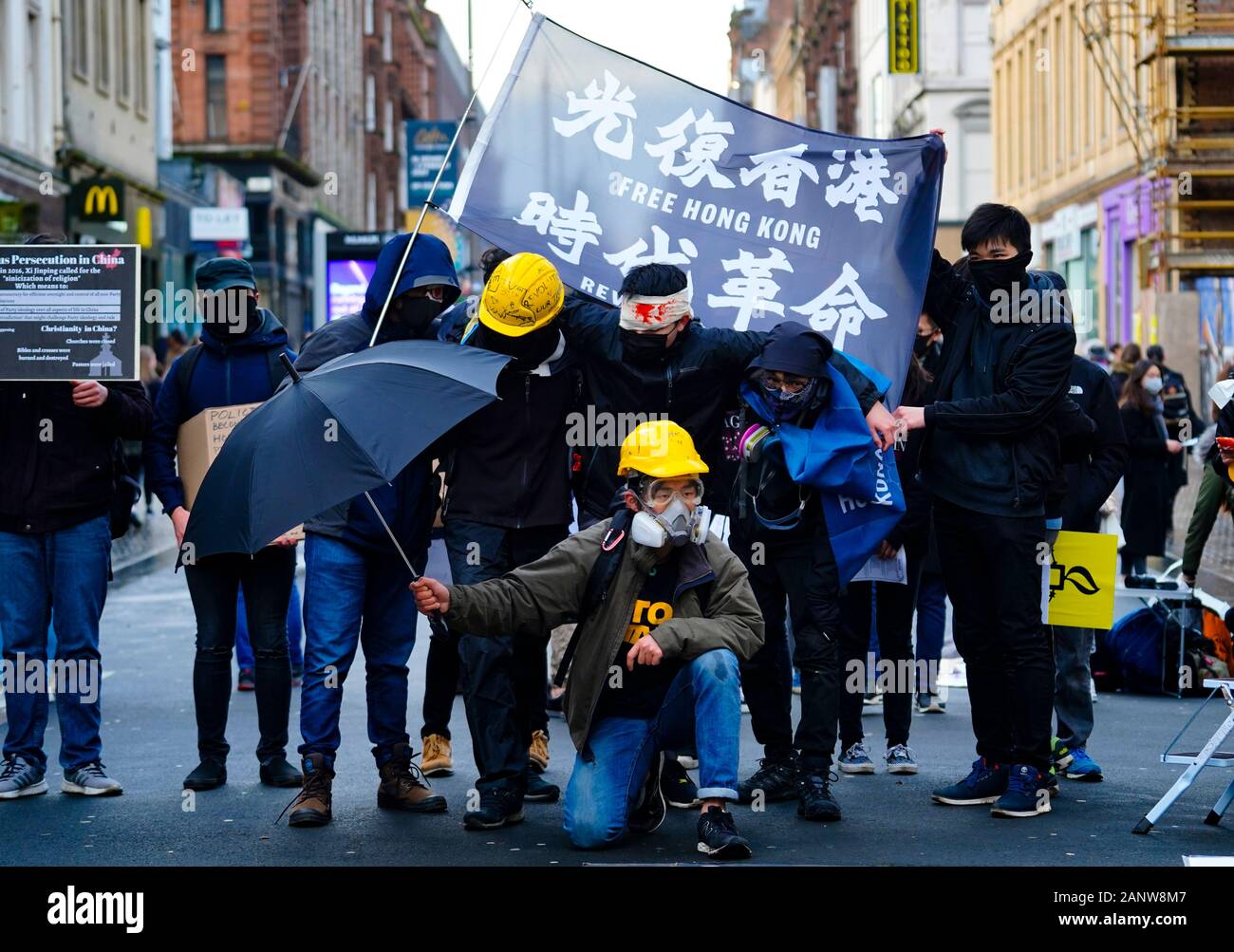 Glasgow, Scotland, Regno Unito. Il 19 gennaio, 2020. Degli studenti di Hong Kong e di Amnesty International stadio a pro-democrazia protestare su Sauchiehall Street nel centro della città di Glasgow. La protesta è stata uno dei numerosi nelle città di tutto il mondo per protestare contro l'anti-le politiche democratiche del partito comunista cinese. Nella foto. I manifestanti atto scene da Hong Kong che mostra presunto polizia brutalità verso i manifestanti. Iain Masterton/Alamy Live News. Foto Stock