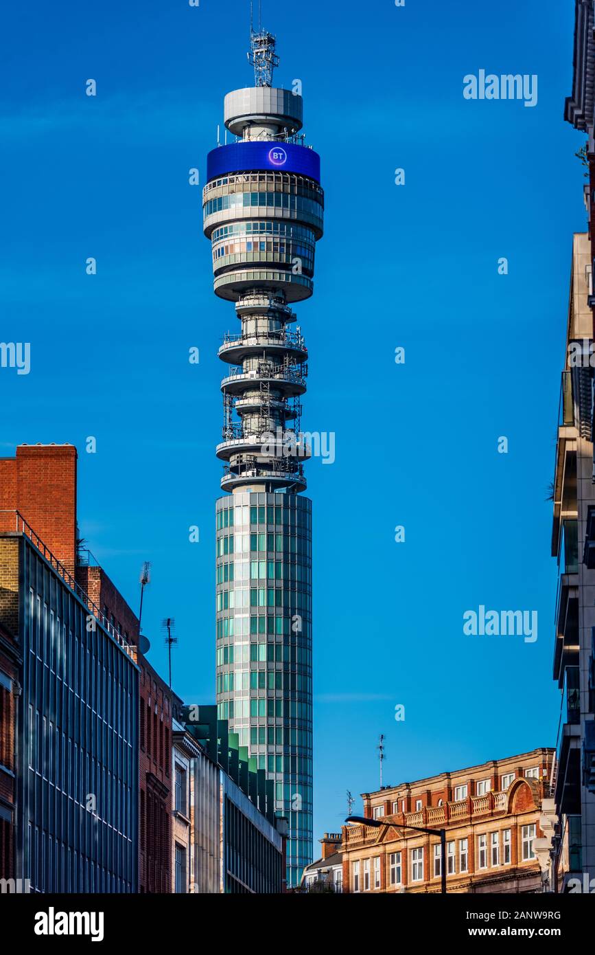BT Tower a Londra con il nuovo 2019 BT Logo. La BT Tower aperto nel 1965. Foto Stock