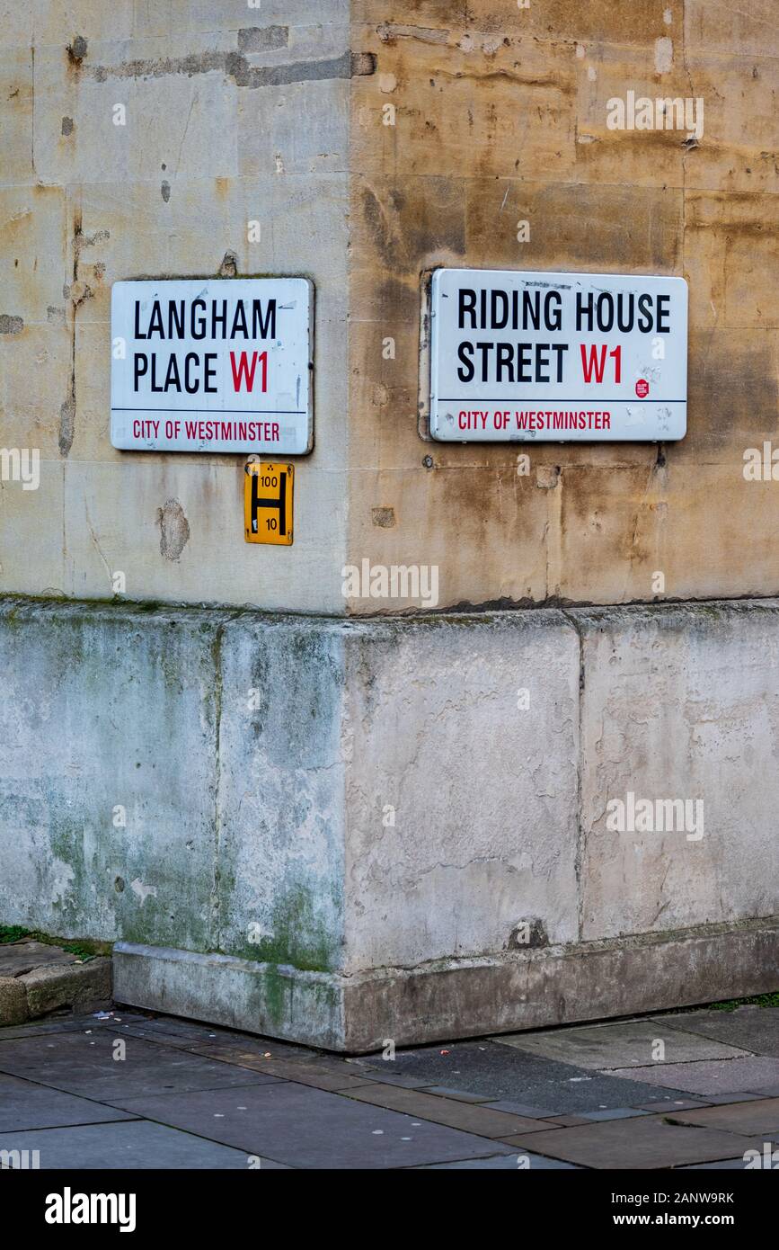 Langham Place W1 di Equitazione Street W1 via segni - Giunzione del Langham Place e di equitazione Street nel centro di Londra. Foto Stock