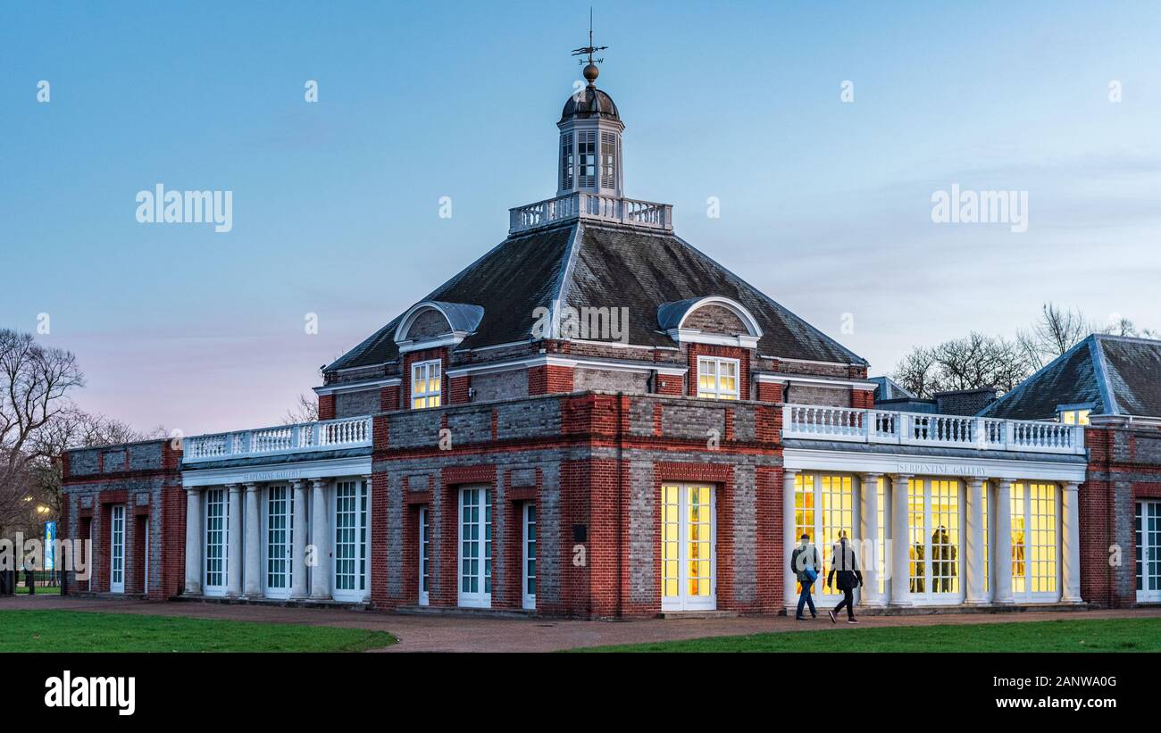 Serpentine Gallery di Londra - Londra gallerie a serpentina in Hyde Park. Istituito nel 1970 in un ex padiglione Tè costruito 1933-34, arch. James Gray West. Foto Stock