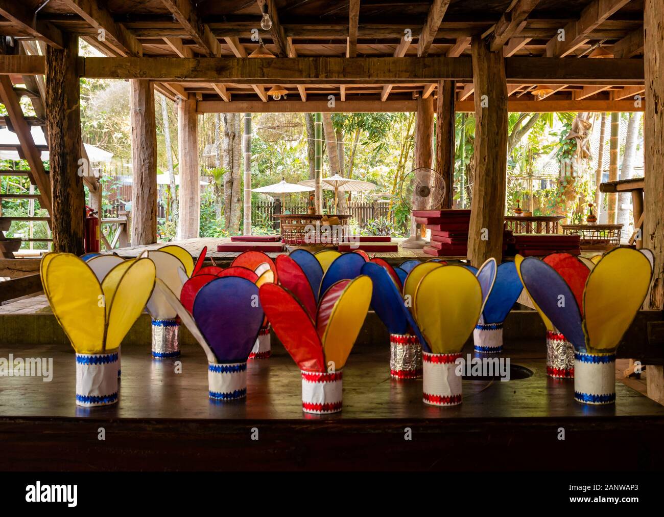 Festival lanterna decorazioni in legno traidtional stiit house, Luang Prabang, Laos, sud-est asiatico Foto Stock