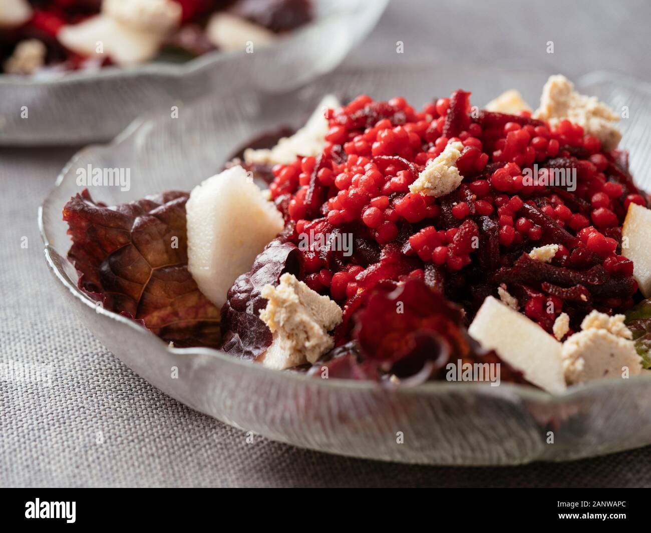 Shoestring bietole con perla cuscus e pere Foto Stock