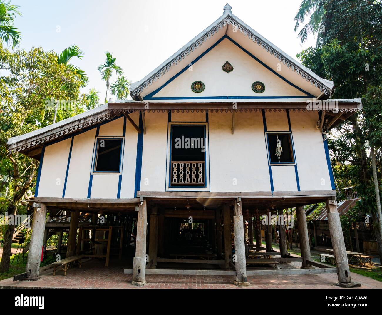 Tradizionale in legno casa stiit, Luang Prabang, Laos, sud-est asiatico Foto Stock