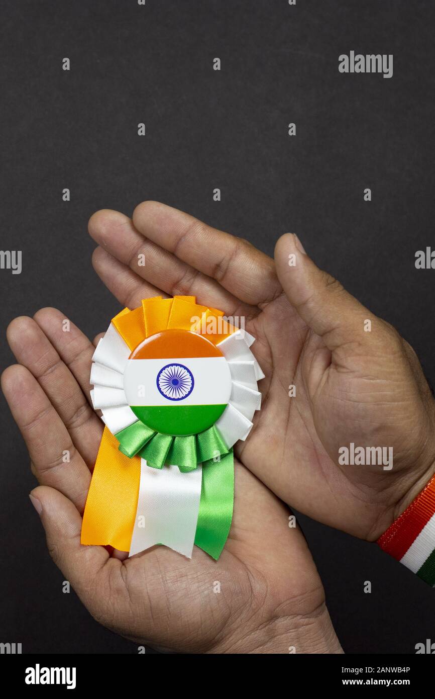 Badge con bandiera indiana su sfondo nero, tricolore, zafferano, colore verde e bianco, 26 gennaio giorno repubblica o 15 agosto giorno indipendente con Foto Stock