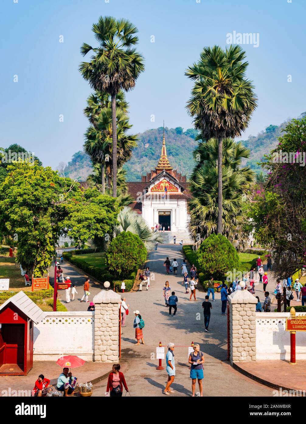 I turisti a Palazzo Reale, Luang Prabang, Laos, sud-est asiatico Foto Stock