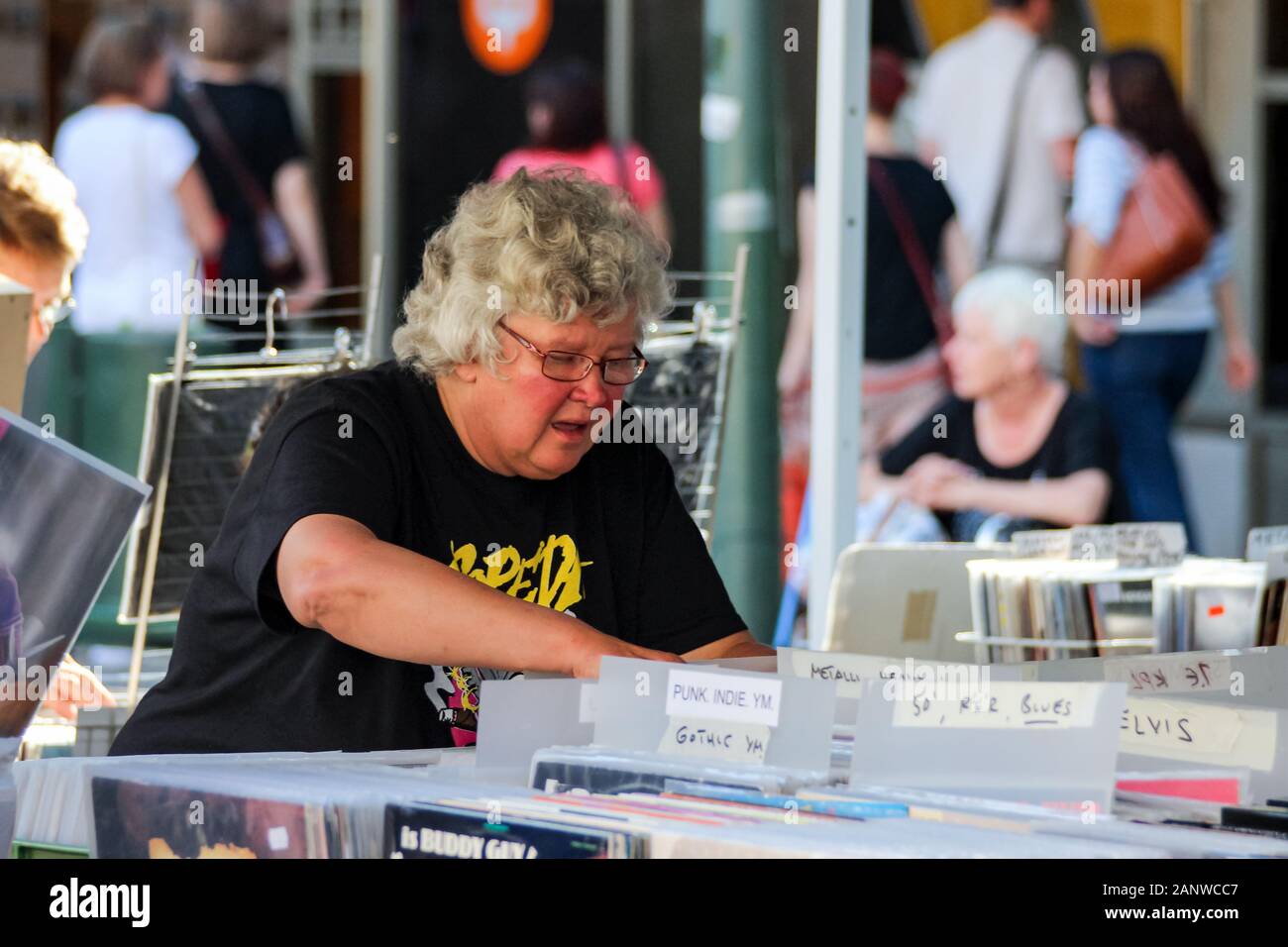 Le persone anziane o di mezza età record di esplorazione di collettore usato in vinile Blues Street Fair di Järvenpää, Finlandia Foto Stock