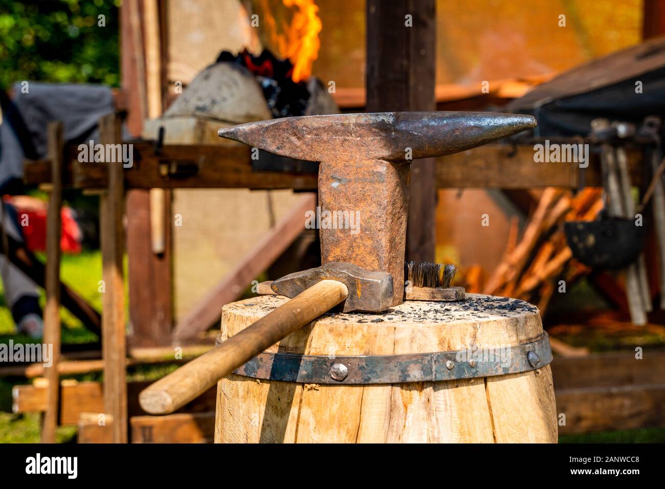 Strumenti antichi di un fabbro: martello, incudine. Forge all'aria aperta  durante la storia vivente festival Foto stock - Alamy