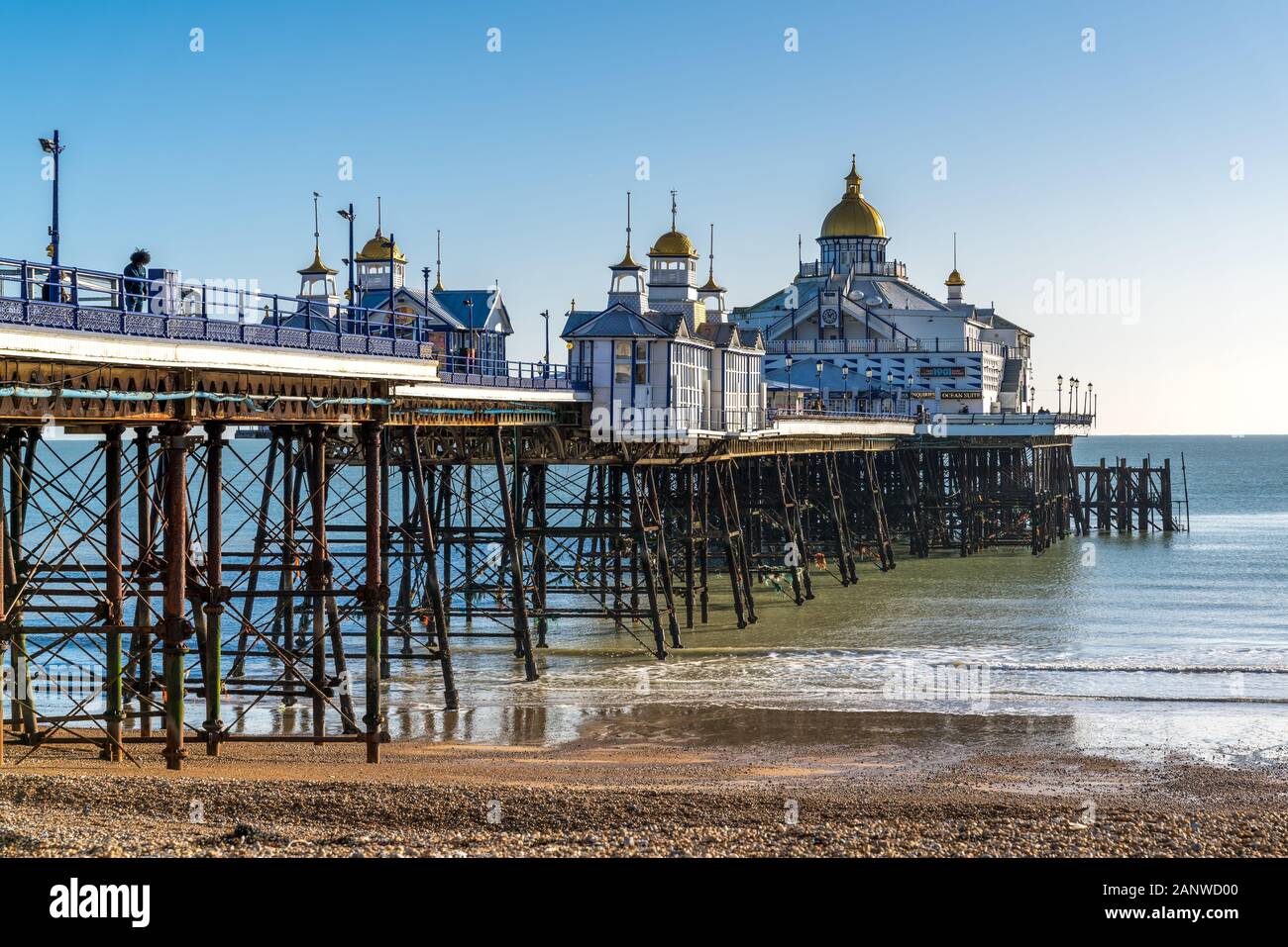 EASTBOURNE, EAST SUSSEX/UK - gennaio 18 : Vista di Eastbourne Pier in East Sussex on gennaio 18, 2020. Persone non identificate Foto Stock