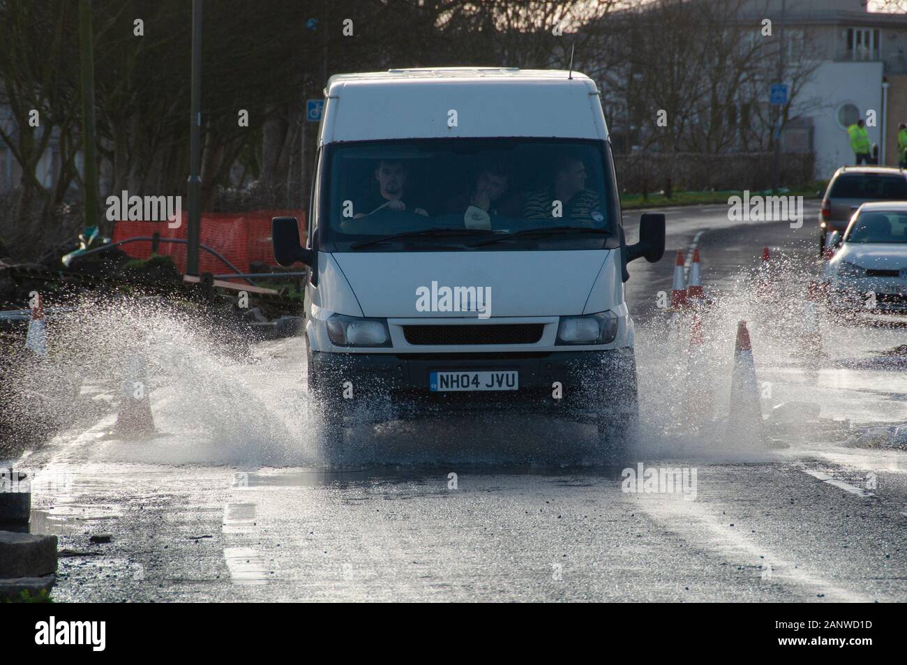 CHERTSEY, Regno Unito - 20 Feb 2014 - Inondazioni dopo il fiume Tamigi burst si tratta di banche in alto raggiunge vicino a Chertsey Surrey in Inghilterra REGNO UNITO Foto Stock