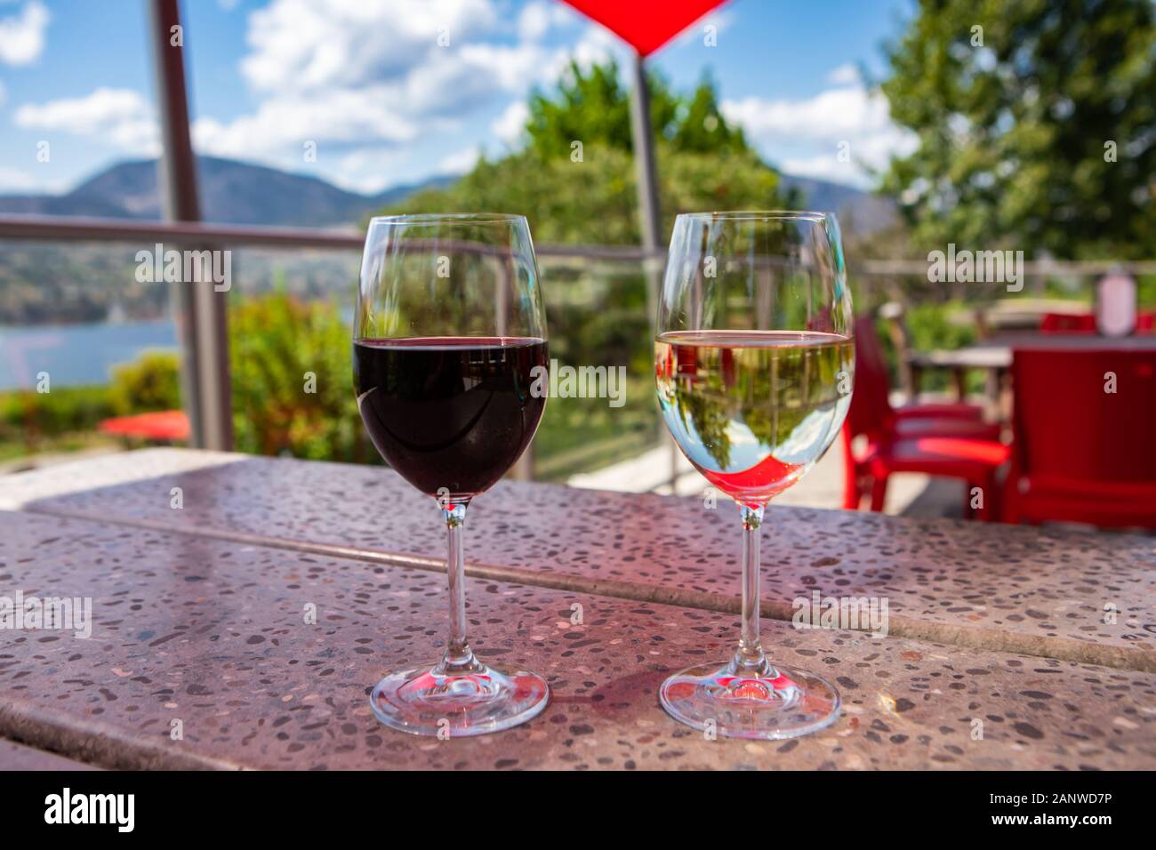 Vino rosso e bianco bicchieri da vino il fuoco selettivo, terrazzo tavolo  nel ristorante terrazza sul lago Okanagan Valley View, British Columbia BC,  Canada Foto stock - Alamy
