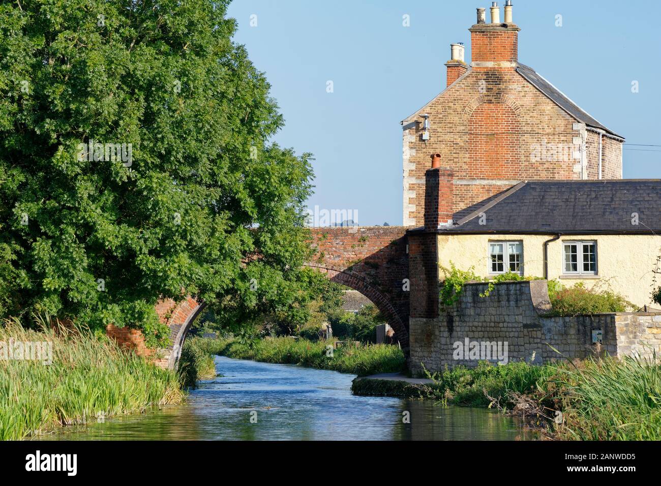 Breve ponte sulla navigazione Stroudwater Canal, Stonehouse, Gloucestershire Foto Stock