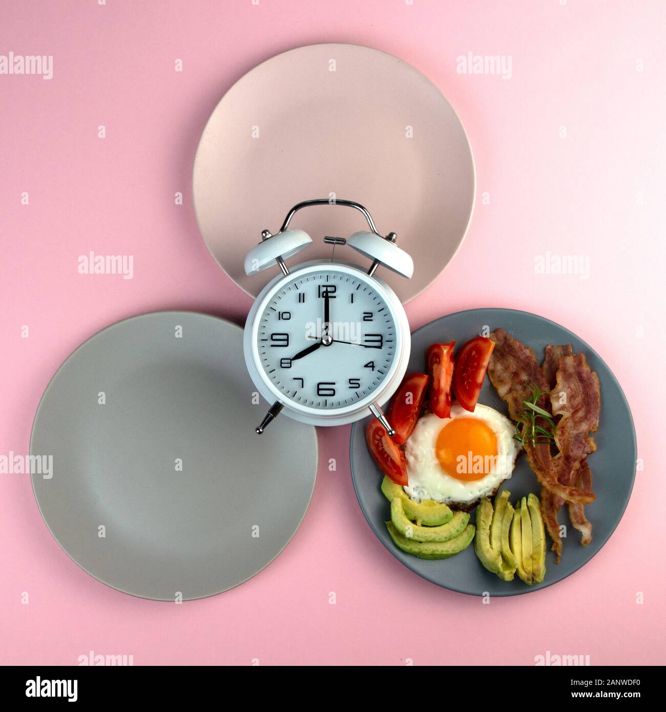 Il digiuno intermittente concetto con vuoto piastre colorate. Tempo per perdere peso , controllo di mangiare o di tempo per la dieta del concetto. Foto Stock Il digiuno intermittente concetto con vuoto piastre colorate. Tempo per perdere peso , controllo di mangiare o di tempo per la dieta del concetto. Foto Stock