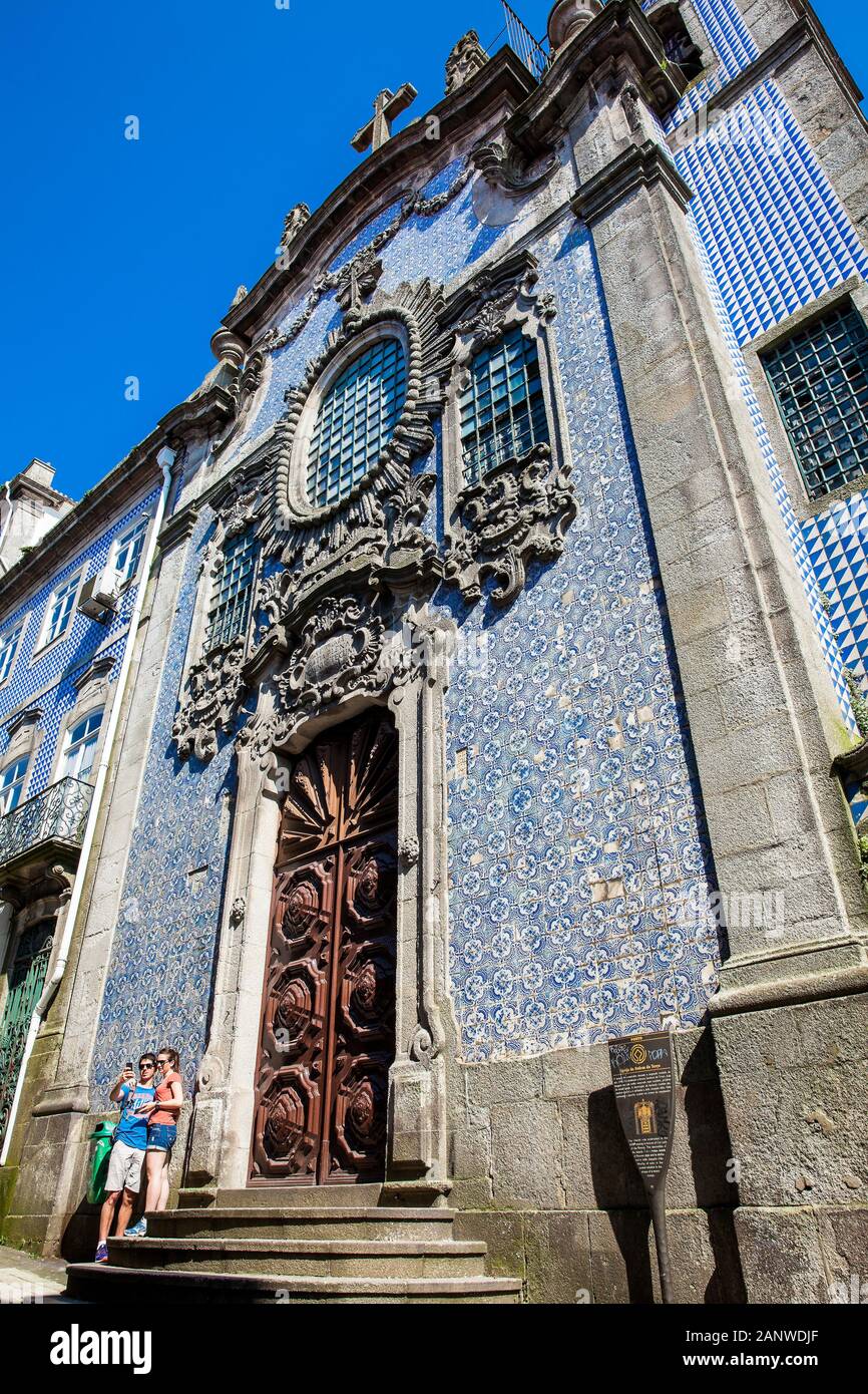 PORTO, Portogallo - Maggio 2018: i turisti in visita alla storica chiesa di Ordem do Terço costruito nel 1759 nella città di Porto Foto Stock