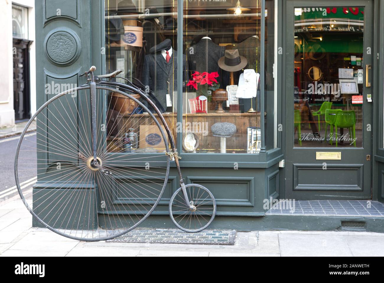 Penny farthing si è incatenato a un negozio a Londra. Foto Stock