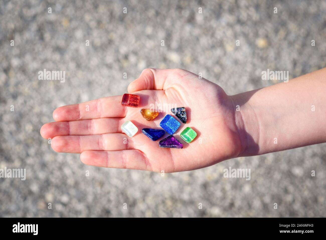 Rockhounding mostra un pietre colorate sulla luce del giorno. Immagine da gem mining vacanze con bambini. Foto Stock
