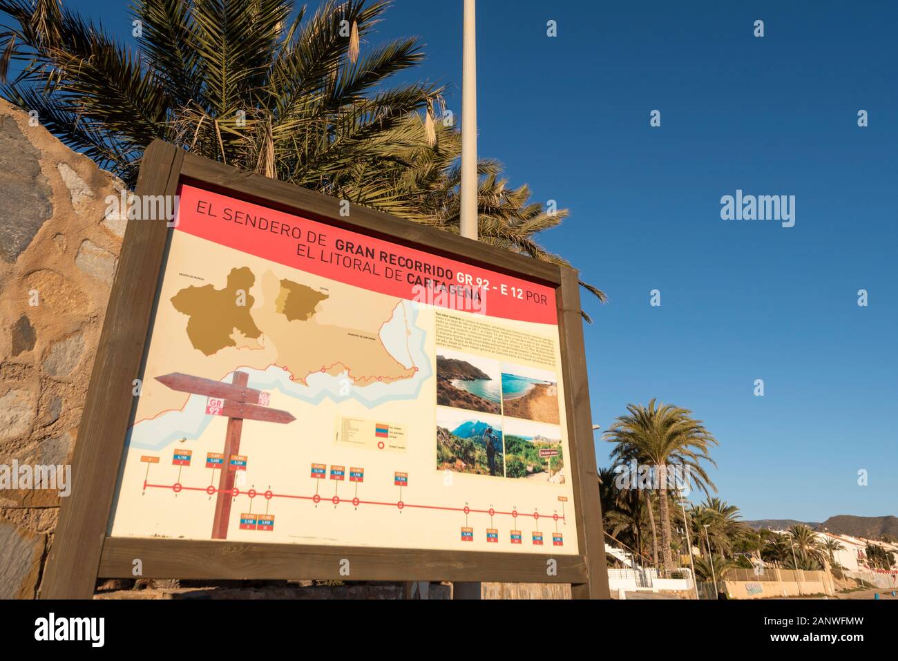 Passeggiata costiera a Isla Plana, Murcia, Spagna, UE. El Sendero De Gran Recordido, El Litoral De Cartagena. Il Great Route Trail, La Costa Di Cartagena Foto Stock