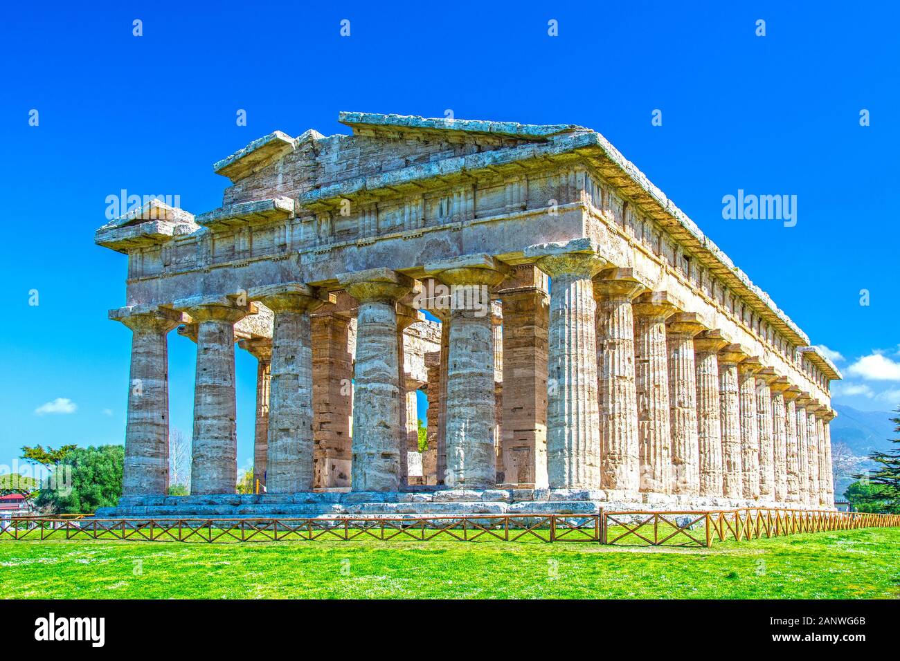 Tempio greco di Poseidon presso il famoso Paestum, sito archeologico patrimonio dell'umanità dell'UNESCO, uno dei templi greci più ben conservati al mondo Foto Stock