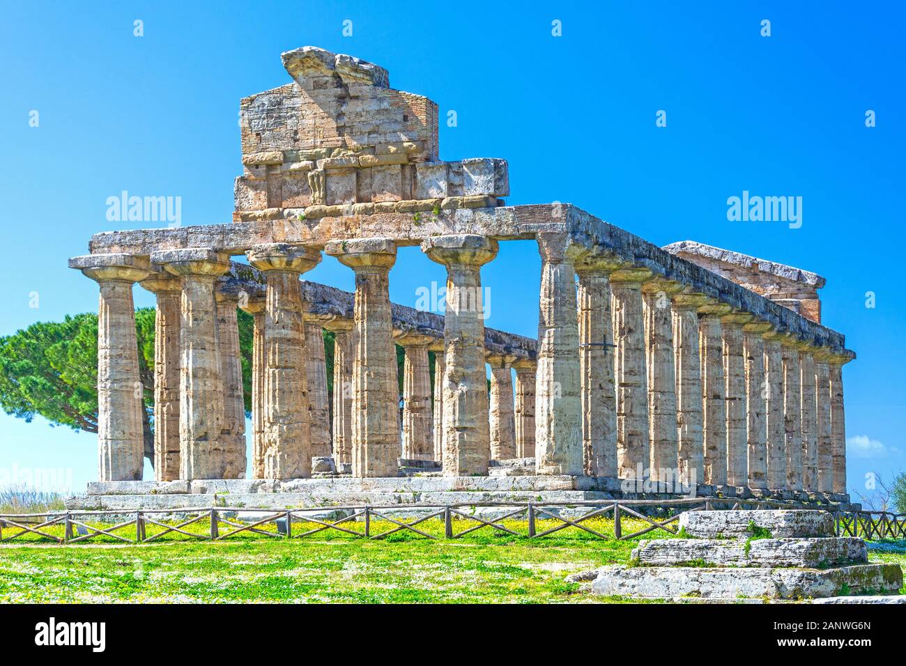 Tempio greco di Atena presso il famoso sito archeologico di Paestum, patrimonio dell'umanità dell'UNESCO, uno dei templi greci più ben conservati del mondo, Foto Stock