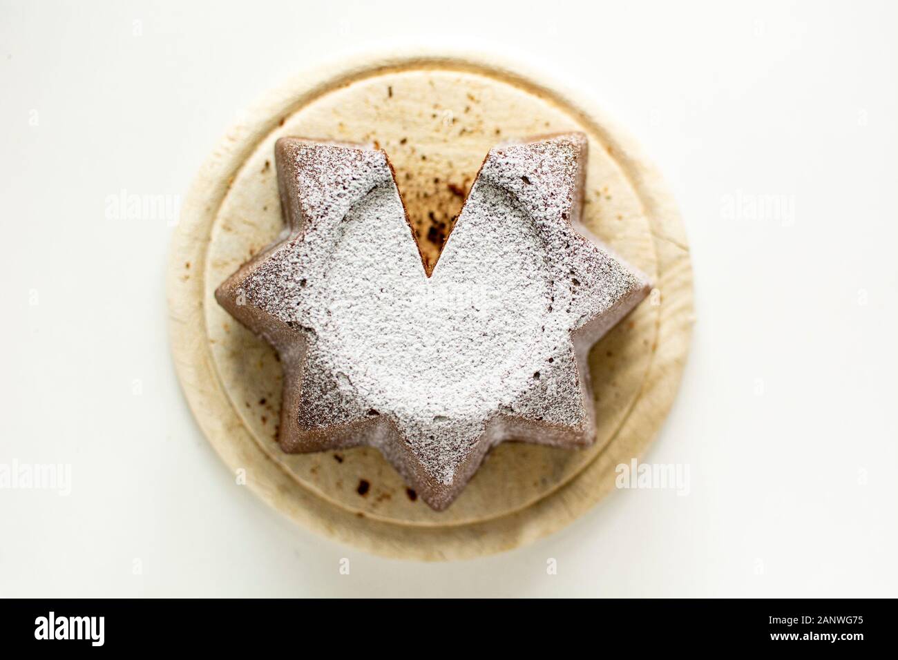 Pandoro , tradizionale pane dolce italiano, popolare tra Natale e Capodanno, cacao e versione cioccolato Foto Stock