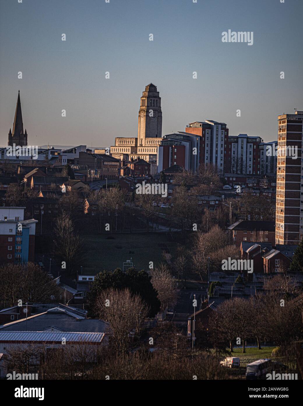 Una bella mattina presto vista da Sugarwell Hill Park a Leeds guardando verso università di Leeds Foto Stock