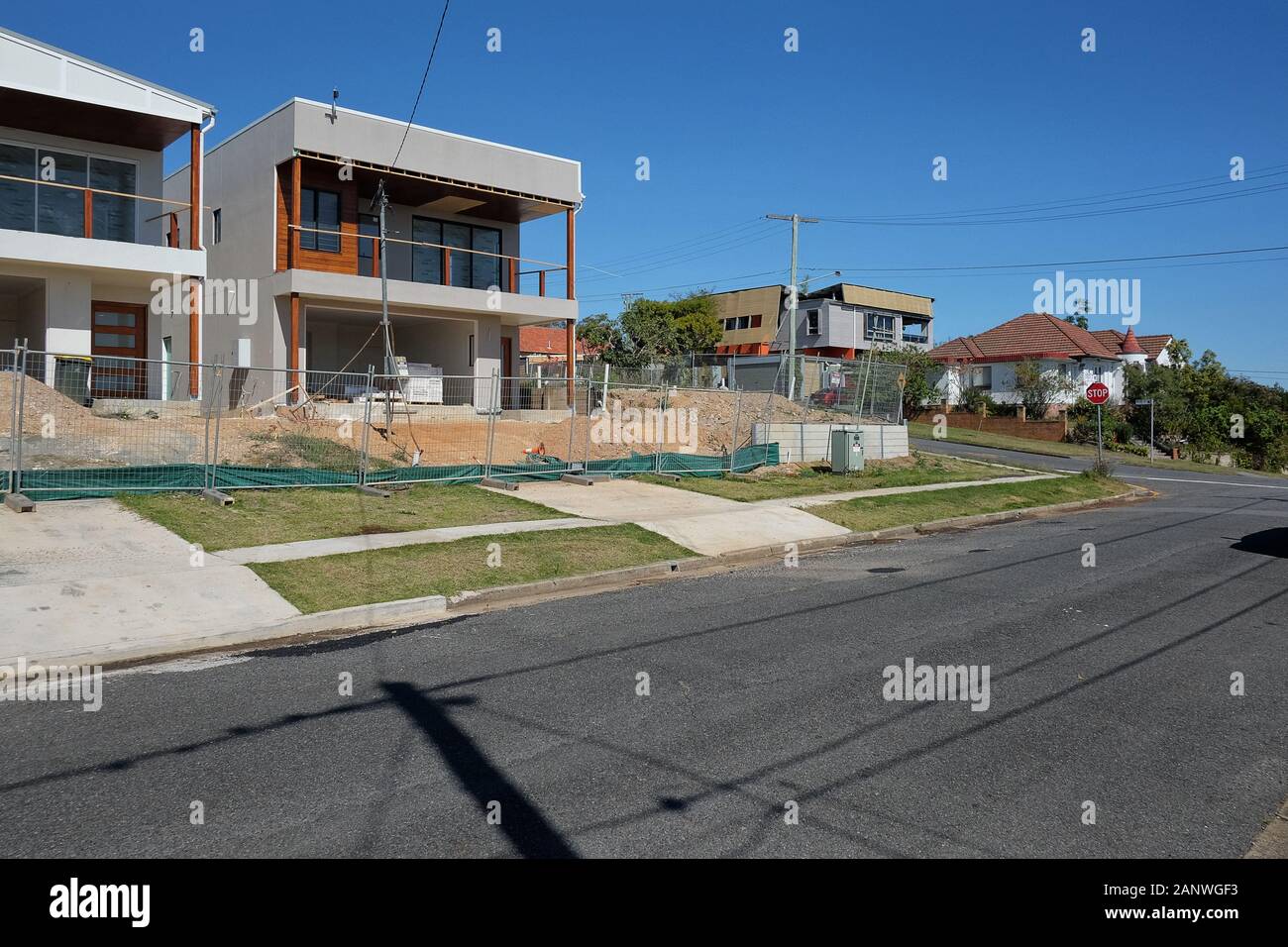 Costruzione di nuove case moderne nel sobborgo di Brisbane, Cannon Hill, dopo la demolizione delle case della classe operaia del dopoguerra su grandi blocchi suburbani. Foto Stock