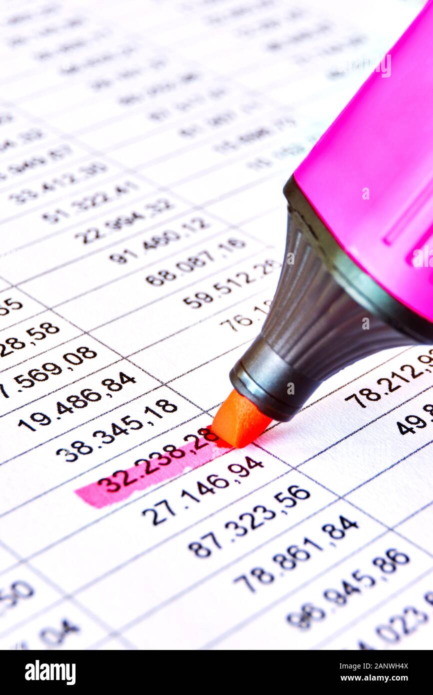 Contrassegno rosa rosso su un foglio con tabella dati numerici finanziari e numeri contrassegnati. Concetto di contabilità, bilancio, utile, revisione fiscale e finanziaria. Foto Stock