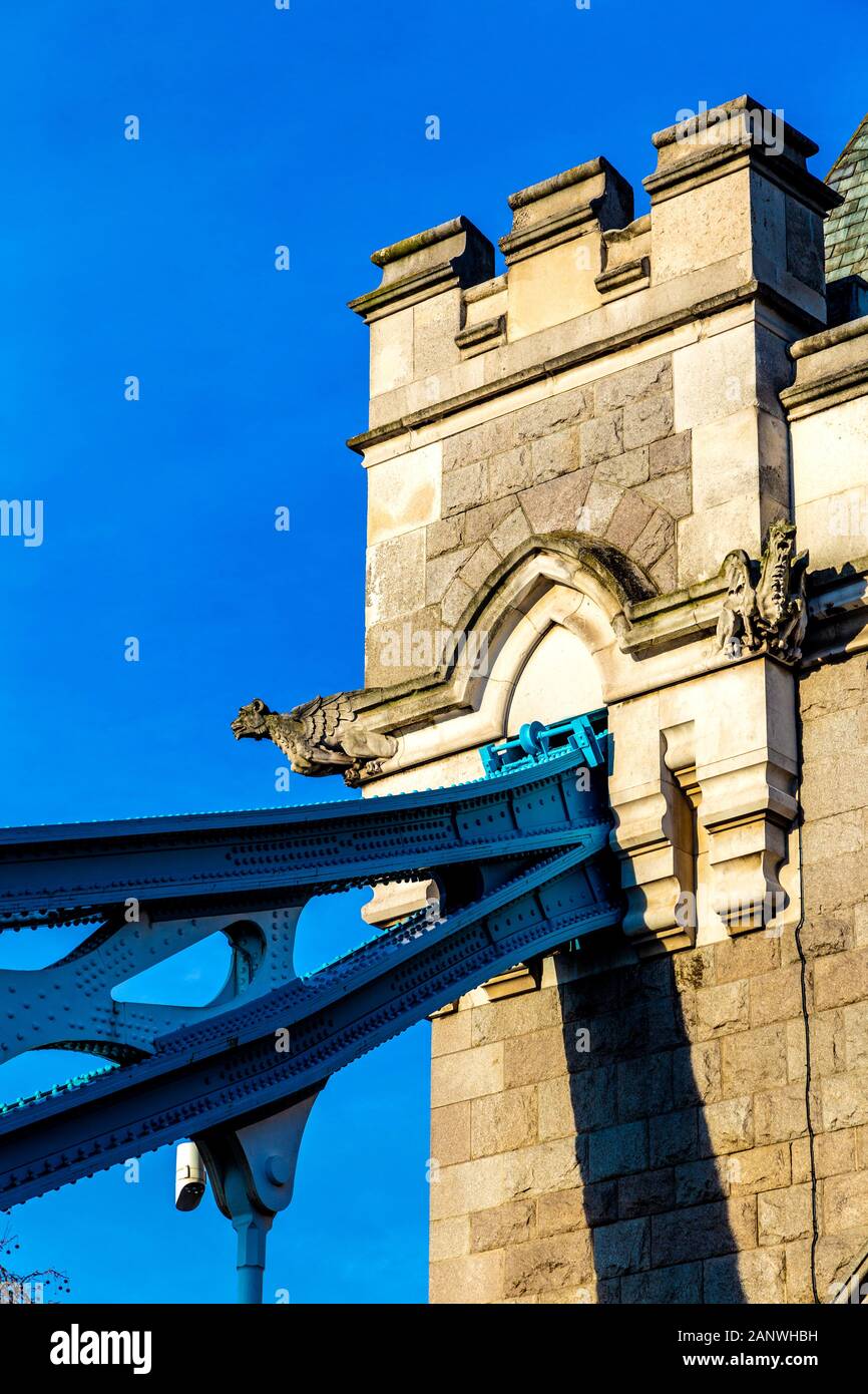 Close-up di doccioni sulla parte superiore del Tower Bridge, London, Regno Unito Foto Stock