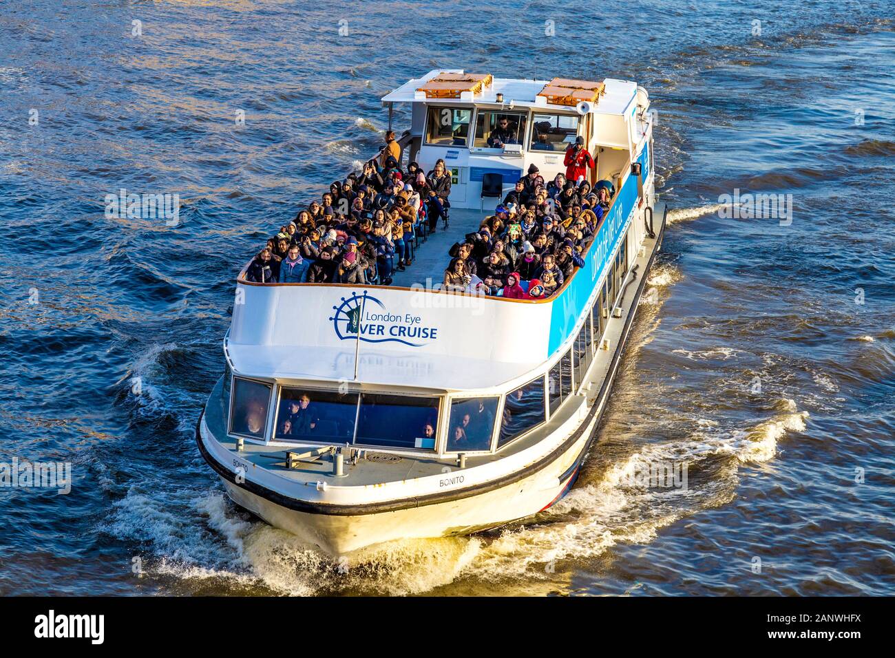 I turisti su un open-top river cruise tour in barca sul Tamigi, London, Regno Unito Foto Stock