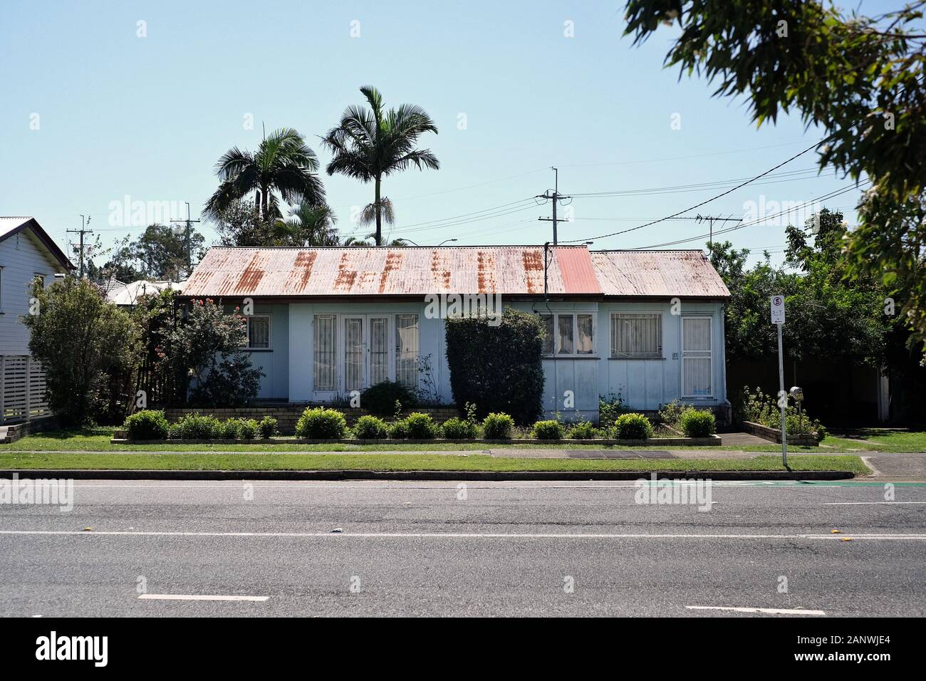 Post War House nei sobborghi di Brisbane di Carina, con pareti di fibro, la loro topografia e moderni equivalenti 'New queenslander' Foto Stock