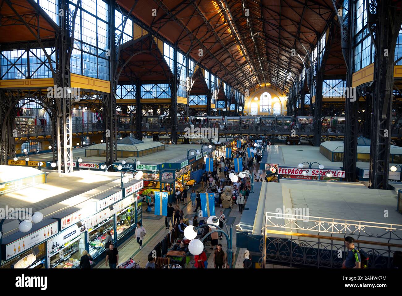 Una vista generale all'interno di Budapest mercato centrale a Budapest, Ungheria. Foto Stock