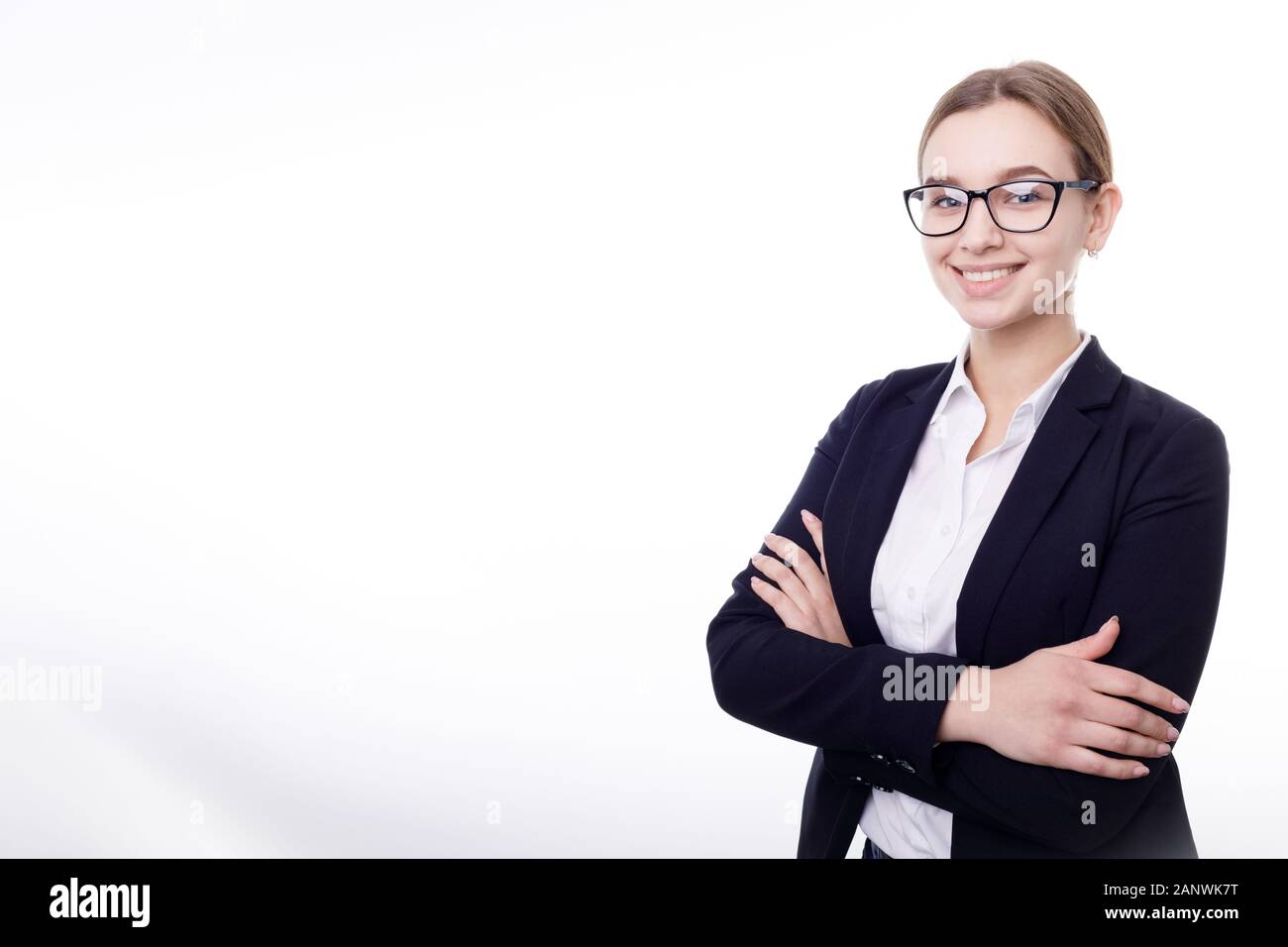 Donna sorridente Dipendente d'ufficio in posa con le braccia incrociate Foto Stock