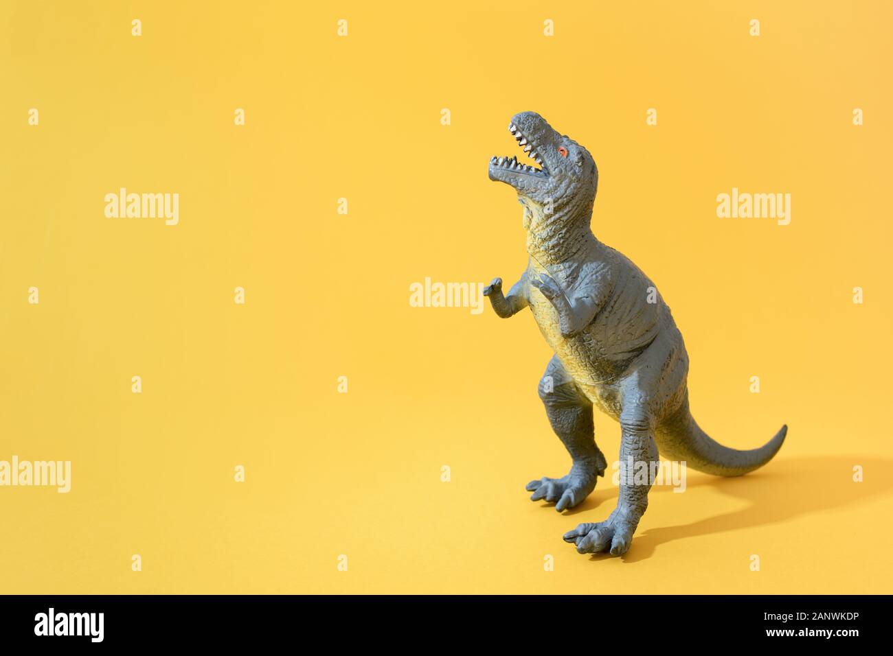 Ruggito dinosauro su sfondo giallo. Il concetto di divertenti il trasferimento di informazioni. Foto Stock