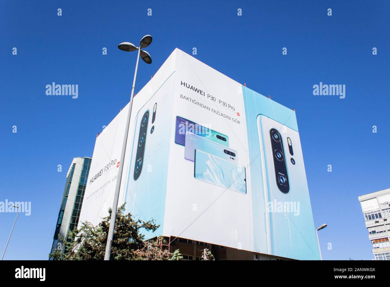 Cartellone pubblicitario di Huawei p30 pro smartphone Foto stock - Alamy